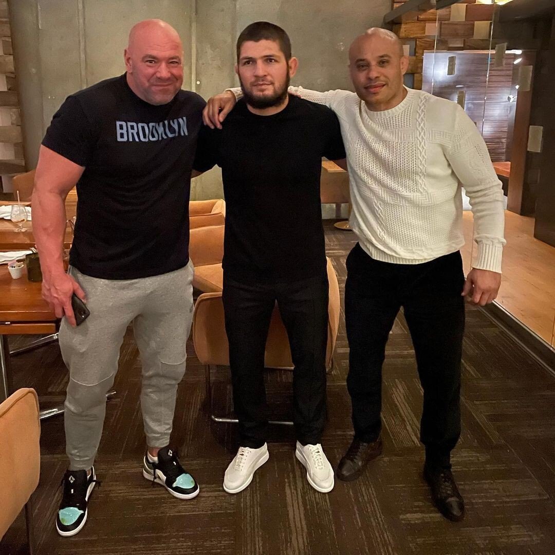Khabib Nurmagomedov (centre) poses with Dana White (left) and his manager Ali Abdelaziz at dinner in Las Vegas.