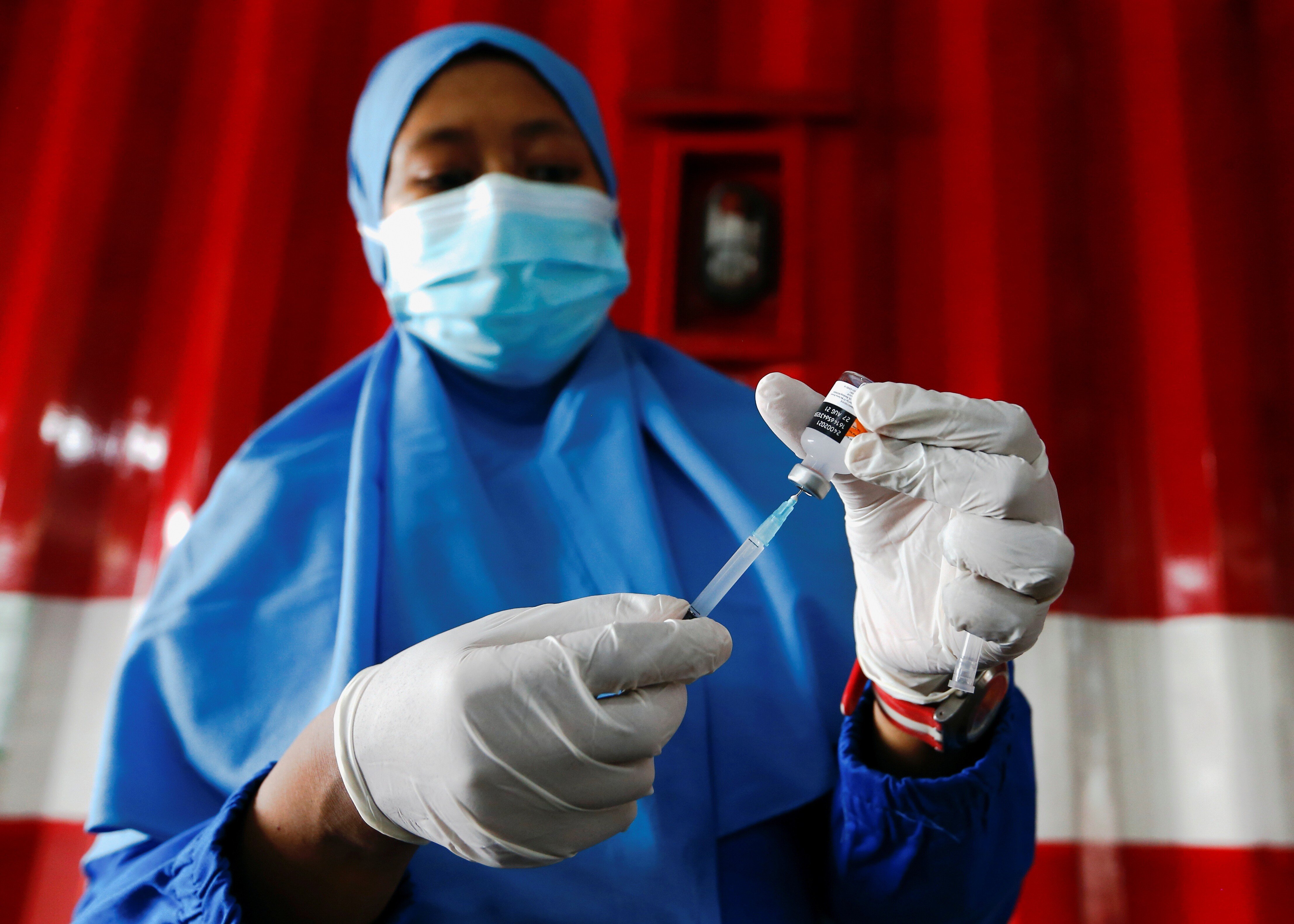 An Indonesian health care worker prepares a dose of China's Sinovac Biotech vaccine at a drive-through vaccination centre in Jakarta. Photo: Reuters