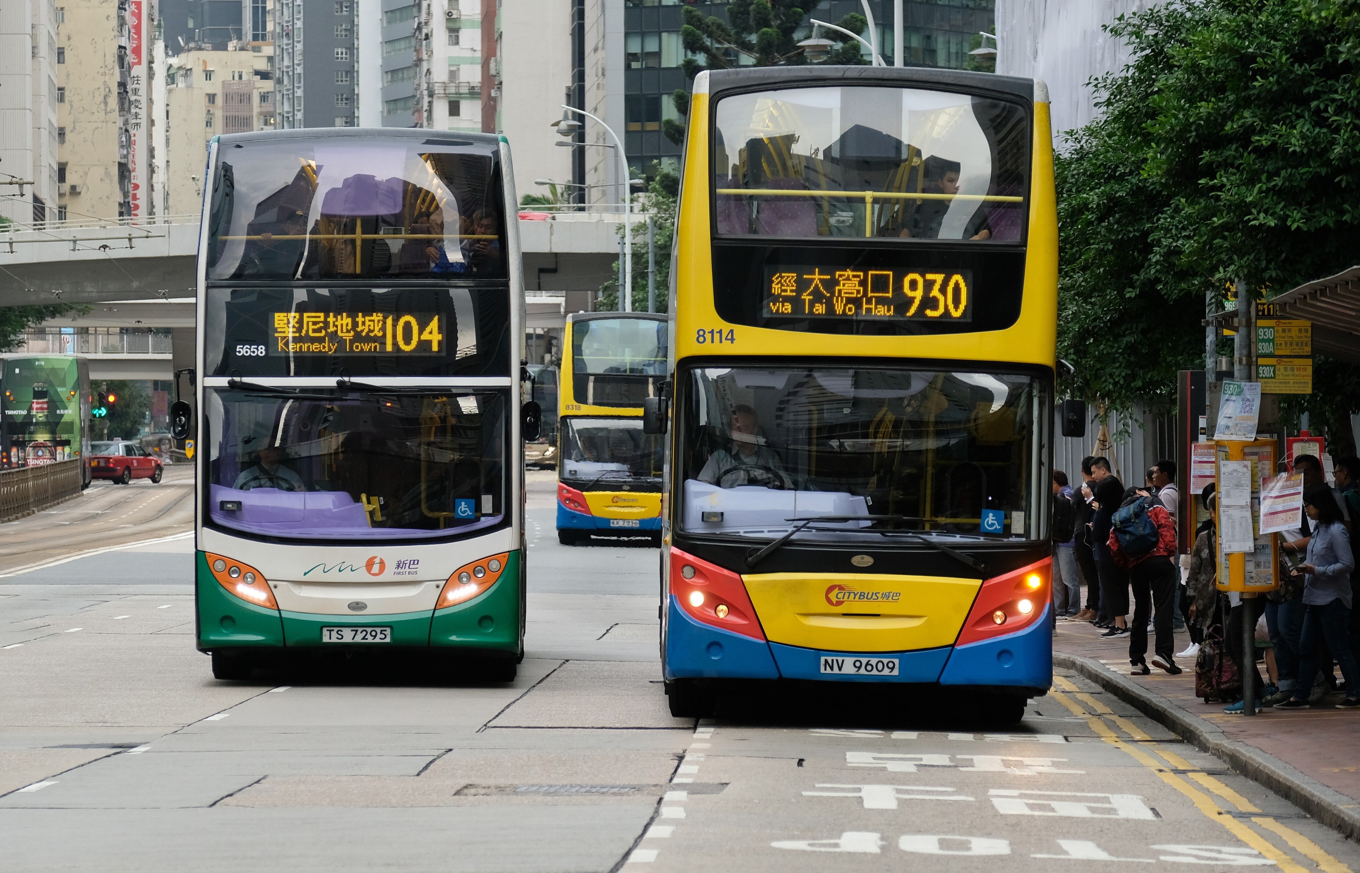 A New World First Bus (left) and Citybus on Queensway, in Admiralty. Photo: Fung Chang