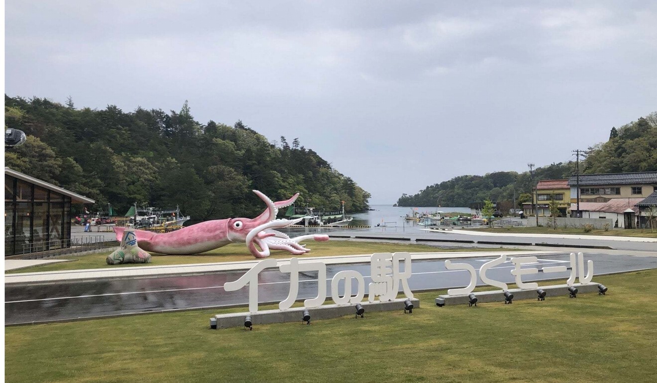 The realistic squid statue built in the town of Noto, northern Japan. Photo: Twitter
