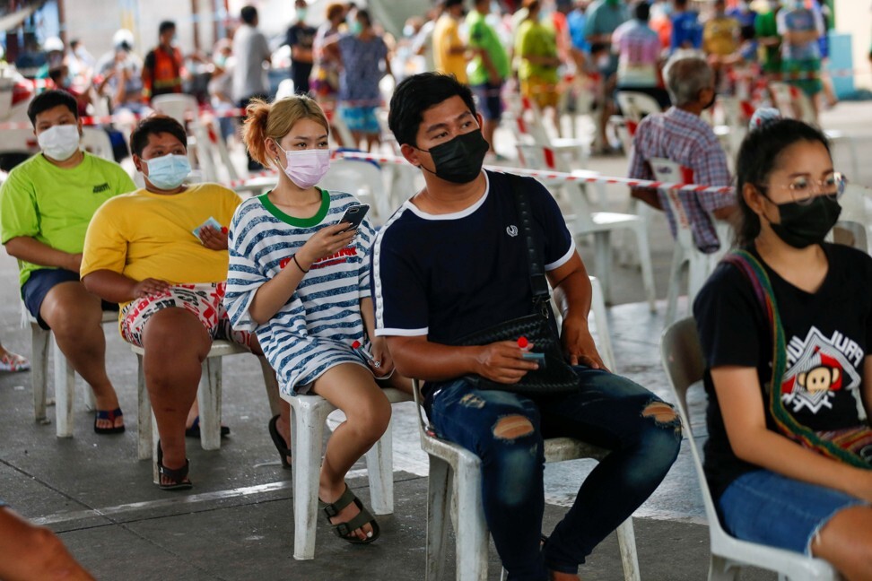 People from Klong Toey community wait to get a Covid-19 test in Bangkok. Photo: Reuters