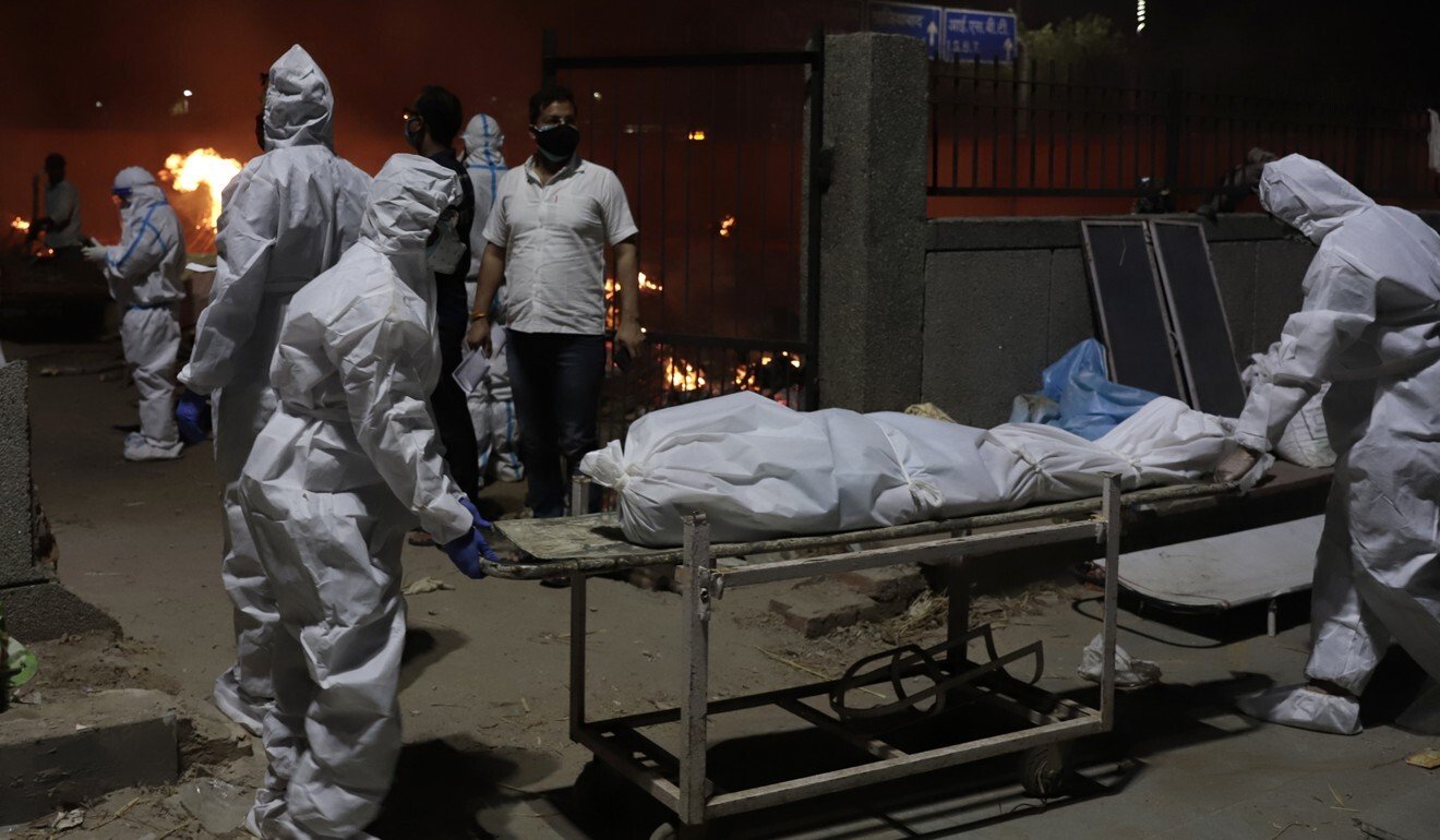 Volunteers from Shaheed Bhagat Singh Sewa Dal help cremate bodies in New Delhi. Photo: Shahid Tantray