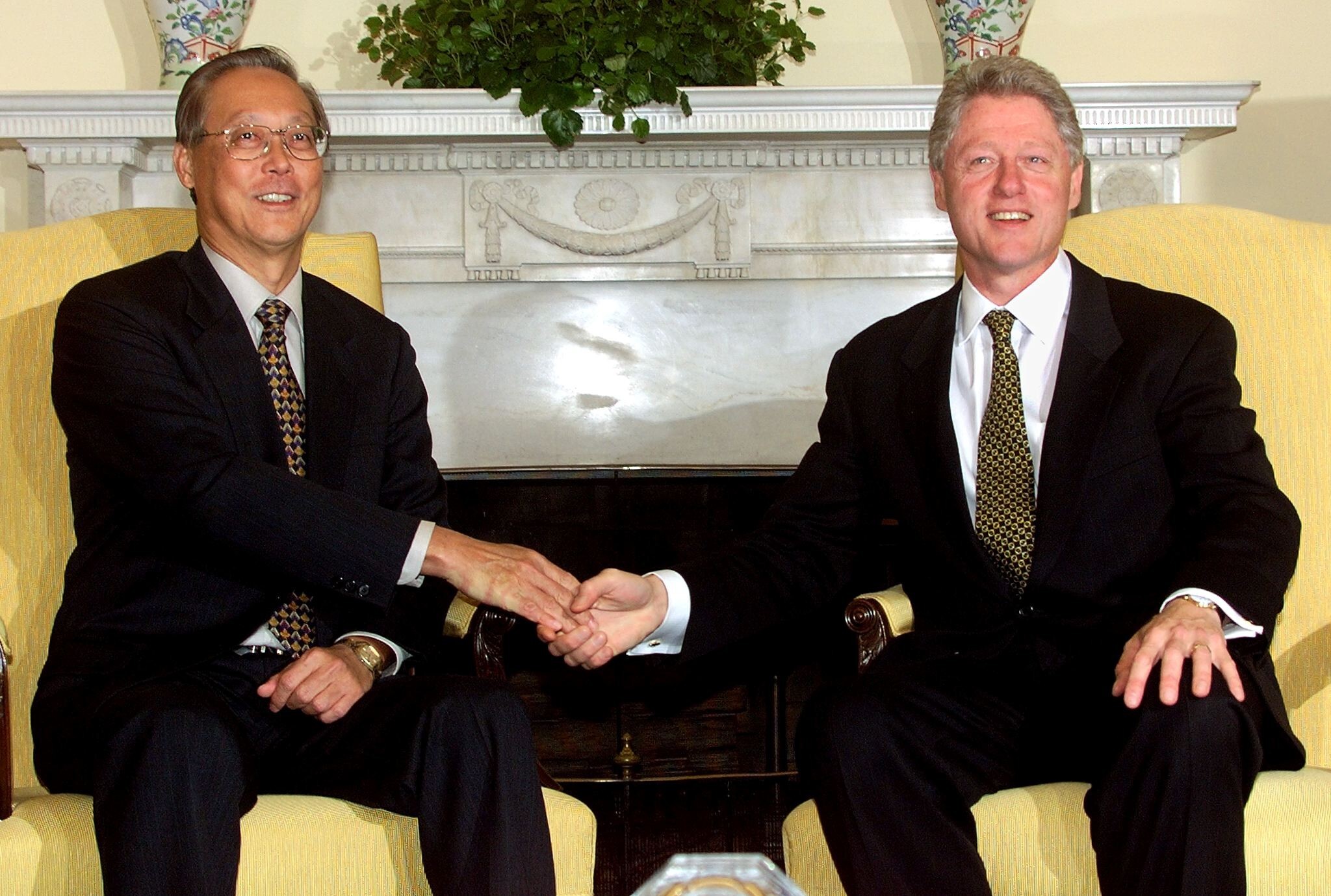 Former Singapore PM Goh Chok Tong pictured with former US President Bill Clinton on September 23, 1998. Photo: AFP