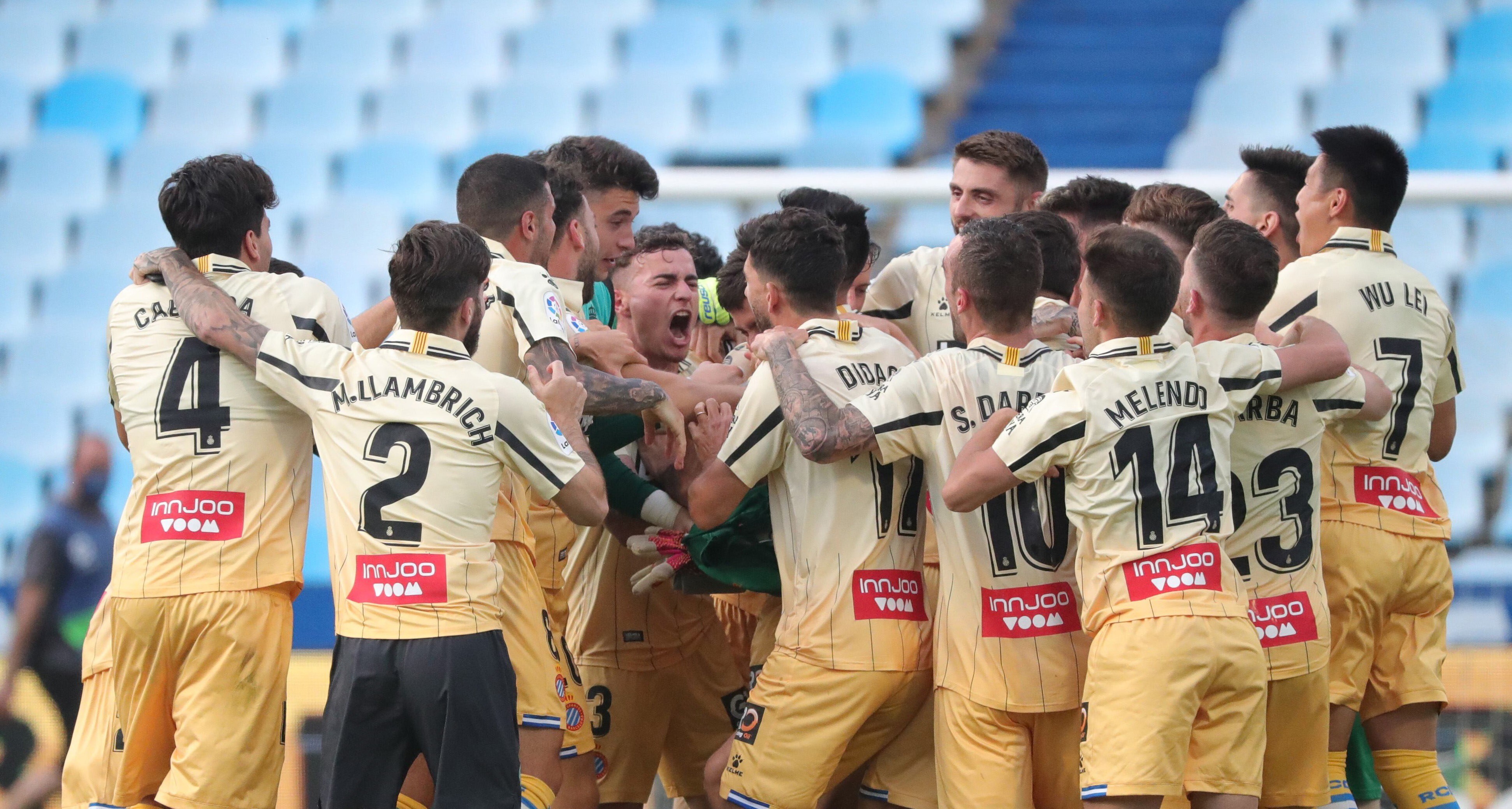 Espanyol’s players, including Wu Lei (right), celebrate promotion to La Liga after their 0-0 draw with Real Zaragoza at La Romareda stadium. Photo: EPA