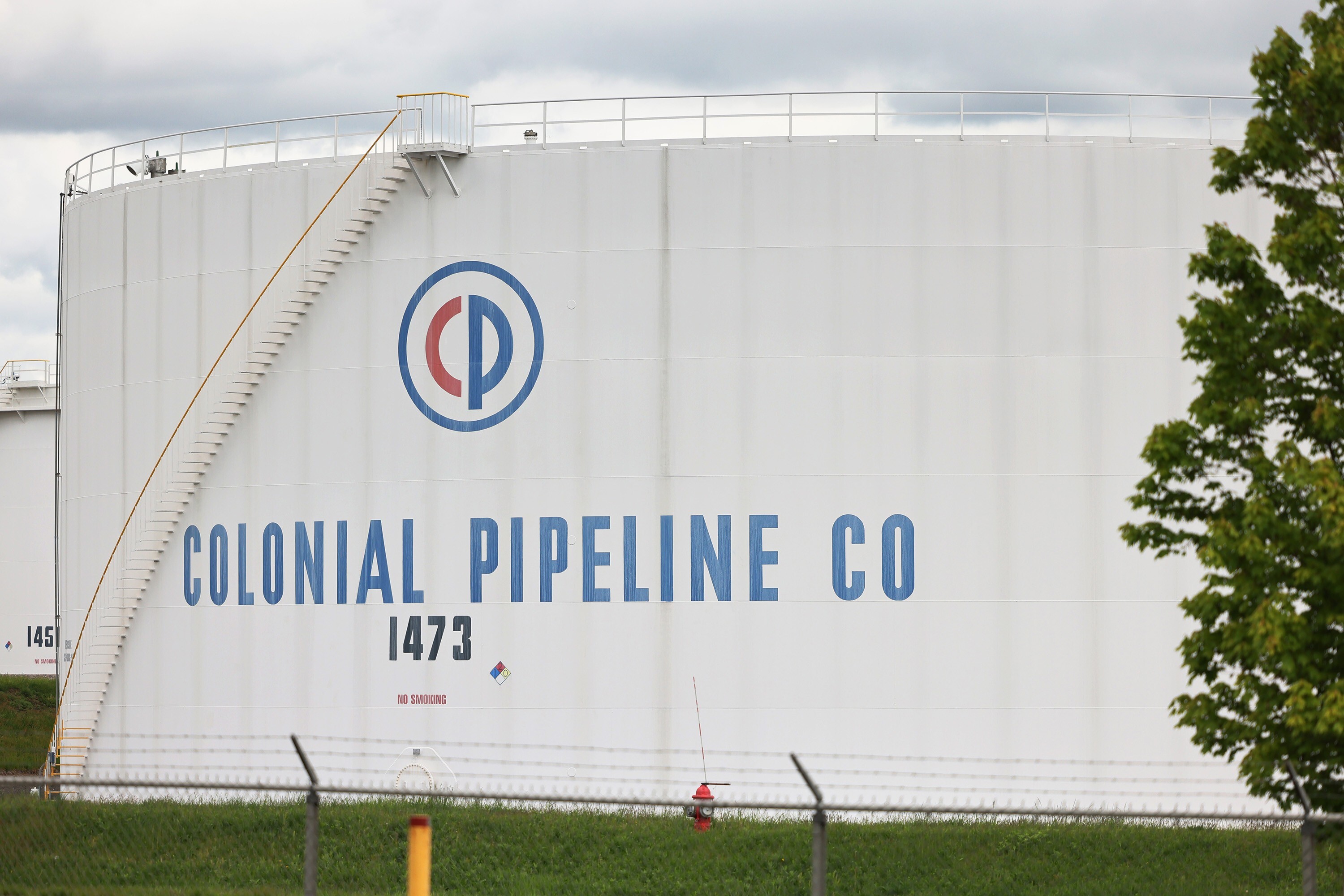 Fuel holding tanks at Colonial Pipeline's Linden Junction Tank Farm in Woodbridge, New Jersey. Photo: TNS