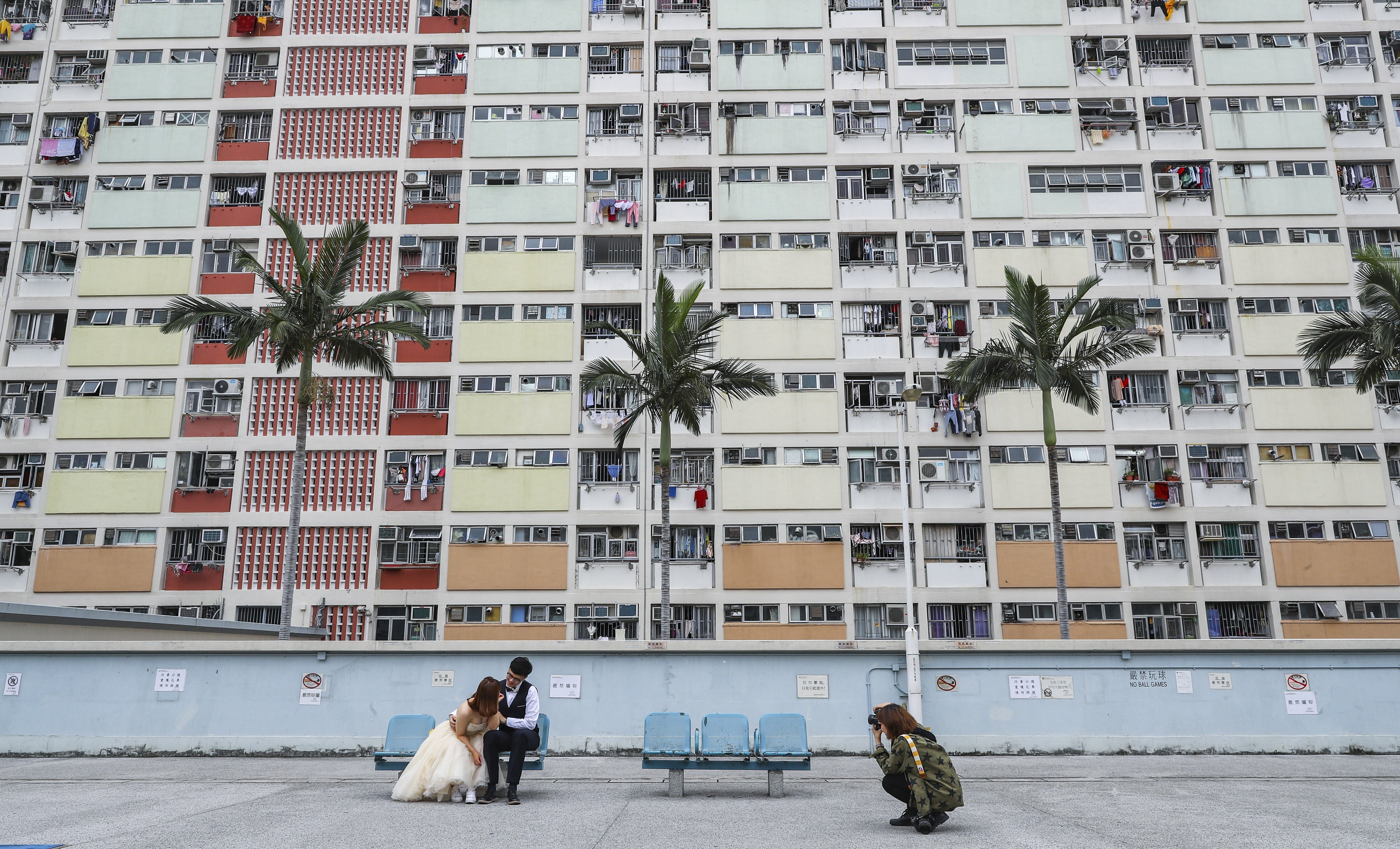 A couple pose for a wedding photo in May 2019 at Choi Hung Estate, once Hong Kong’s largest public housing estate. Had Hong Kong not fallen behind on its public housing targets for the past eight years, the equivalent of an additional 13.5 Choi Hung Estates should have been built. Photo: Edmond So