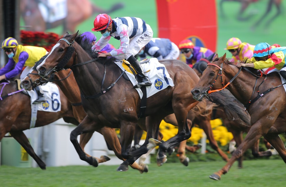 Master Montaro salutes at Sha Tin.