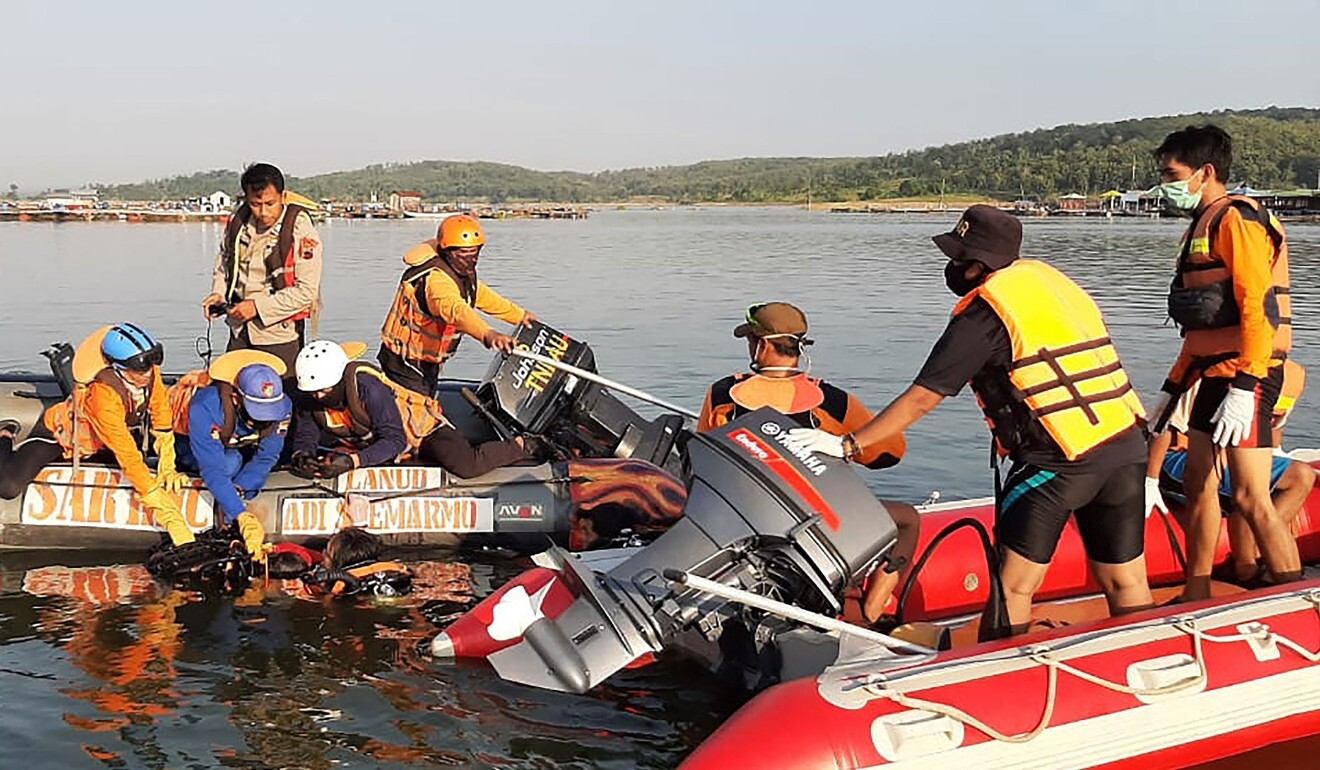 Rescuers search for victims after a boat carrying 20 holiday-makers capsized in a reservoir in Boyolali, Central Java. Photo: Handout/National Search and Rescue Agency (Basarnas)/AFP