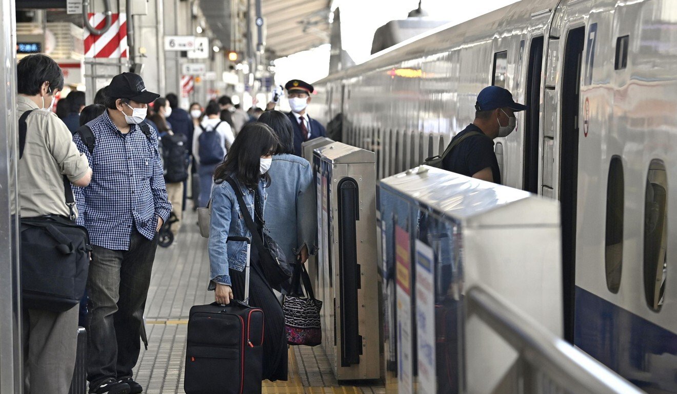 Pasajeros abordando un tren bala en Japón.