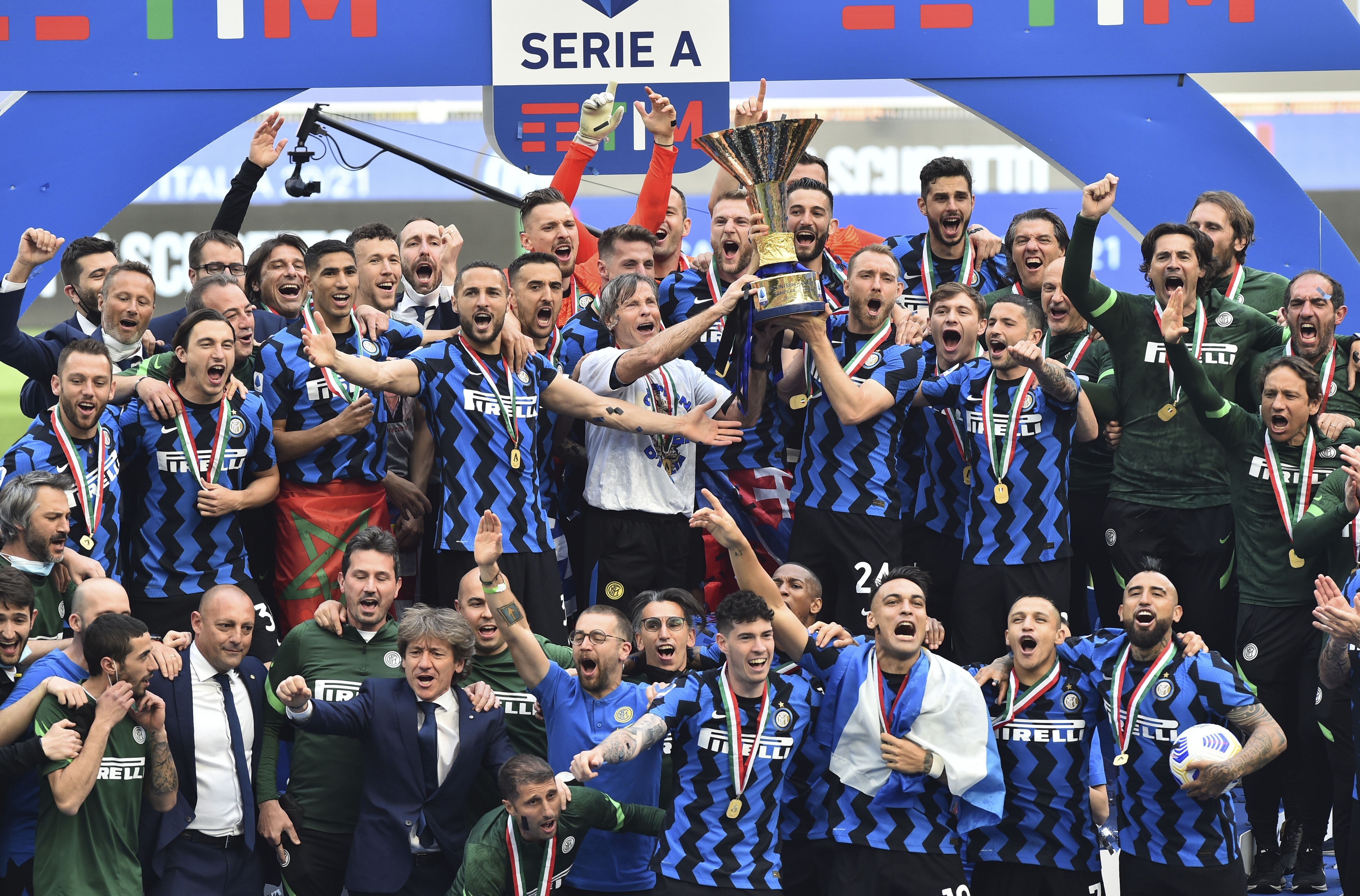 Inter Milan players and staff celebrate with the Serie A trophy after beating Udinese 5-1 in San Siro. Photo: Xinhua