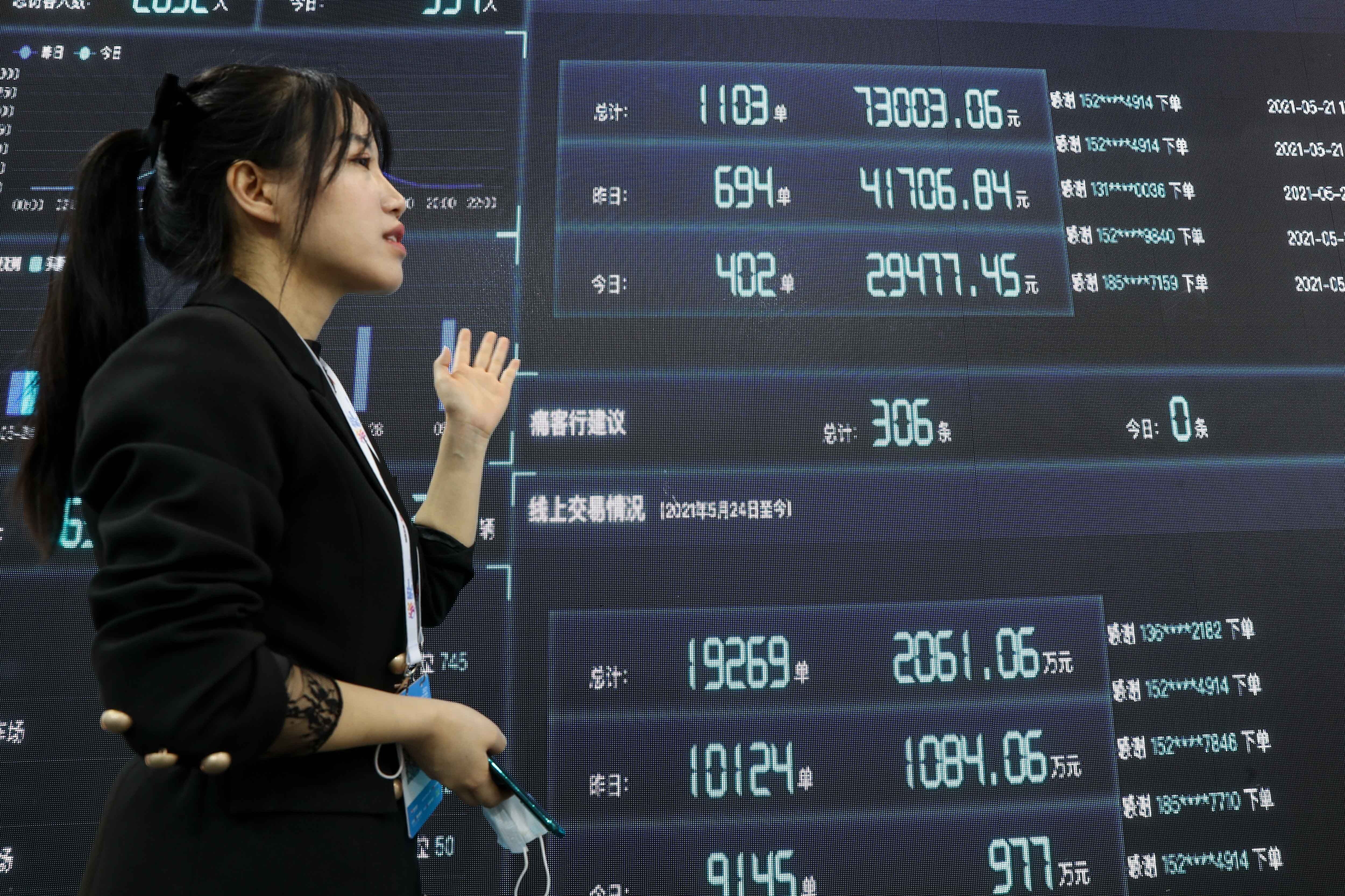 A staff member introduces data visualisation of smart business areas at the opening of the China International Big Data Industry Expo 2021 in Guiyang, capital of southwest China's Guizhou province, on May 26, 2021. Photo: Xinhua