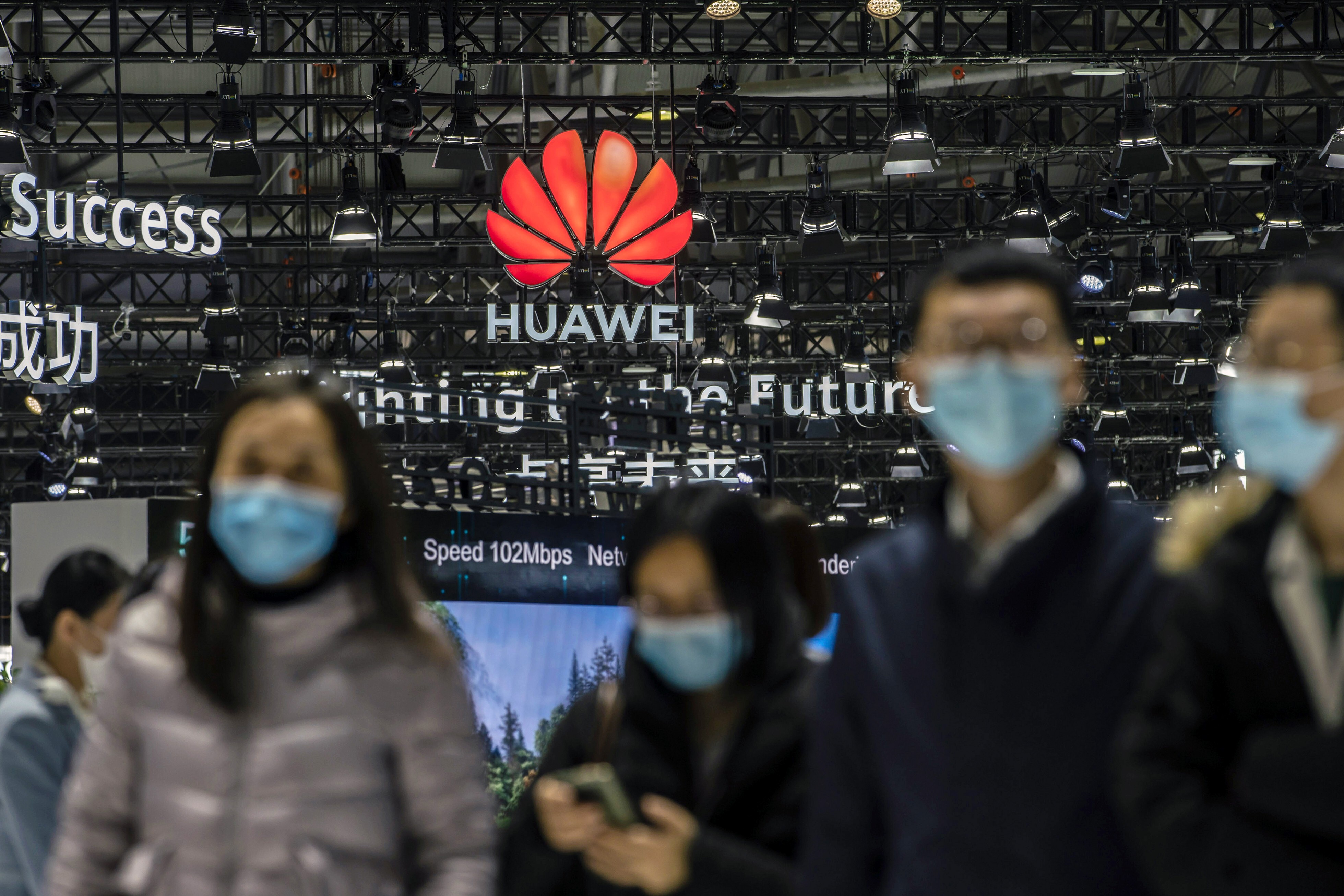 Attendees walk past the Huawei logo at the MWC Shanghai exhibition in Shanghai, China, Feb. 23, 2021. Photo: Bloomberg