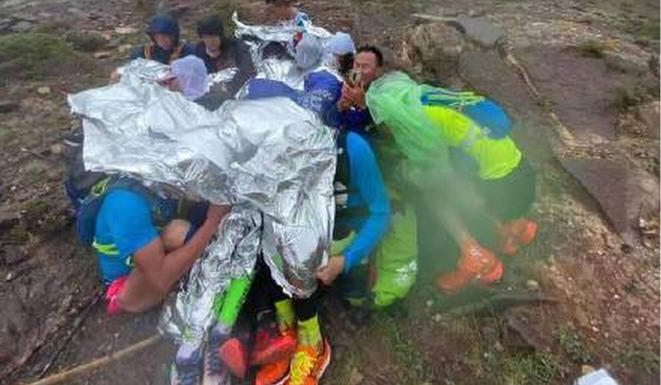 Runners huddle together for warmth. Photo: Weibo