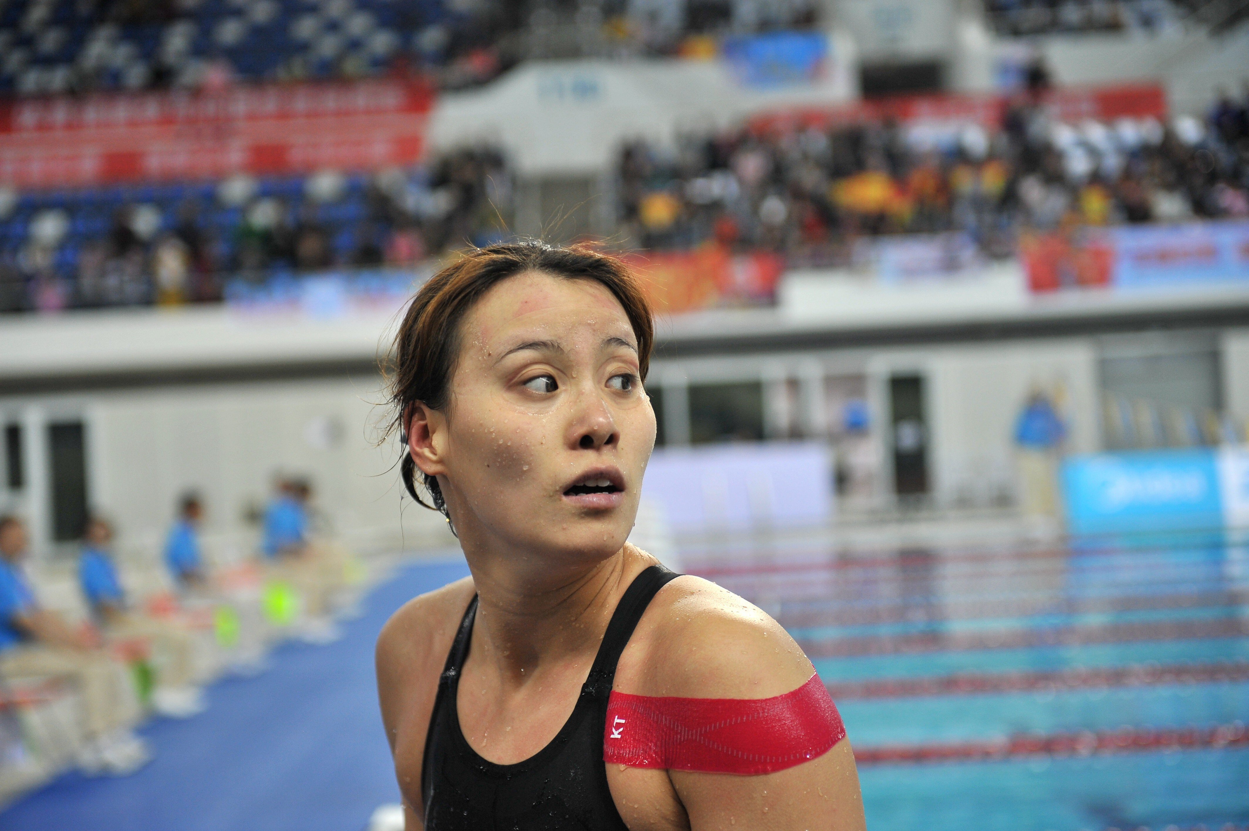 Chinese swimmer Fu Yuanhui at a race in 2018, carrying a left shoulder injury. Photo: Xinhua
