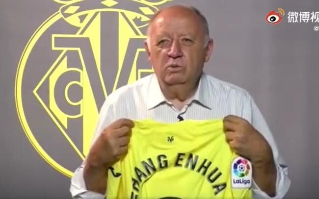 Villarreal CF vice-president Jose Manuel Llaneza holds up a shirt with the name of Zhang Enhua on it. The former China international, who died in April 2021, was a member of the club's coaching staff. Photo: Sina Weibo