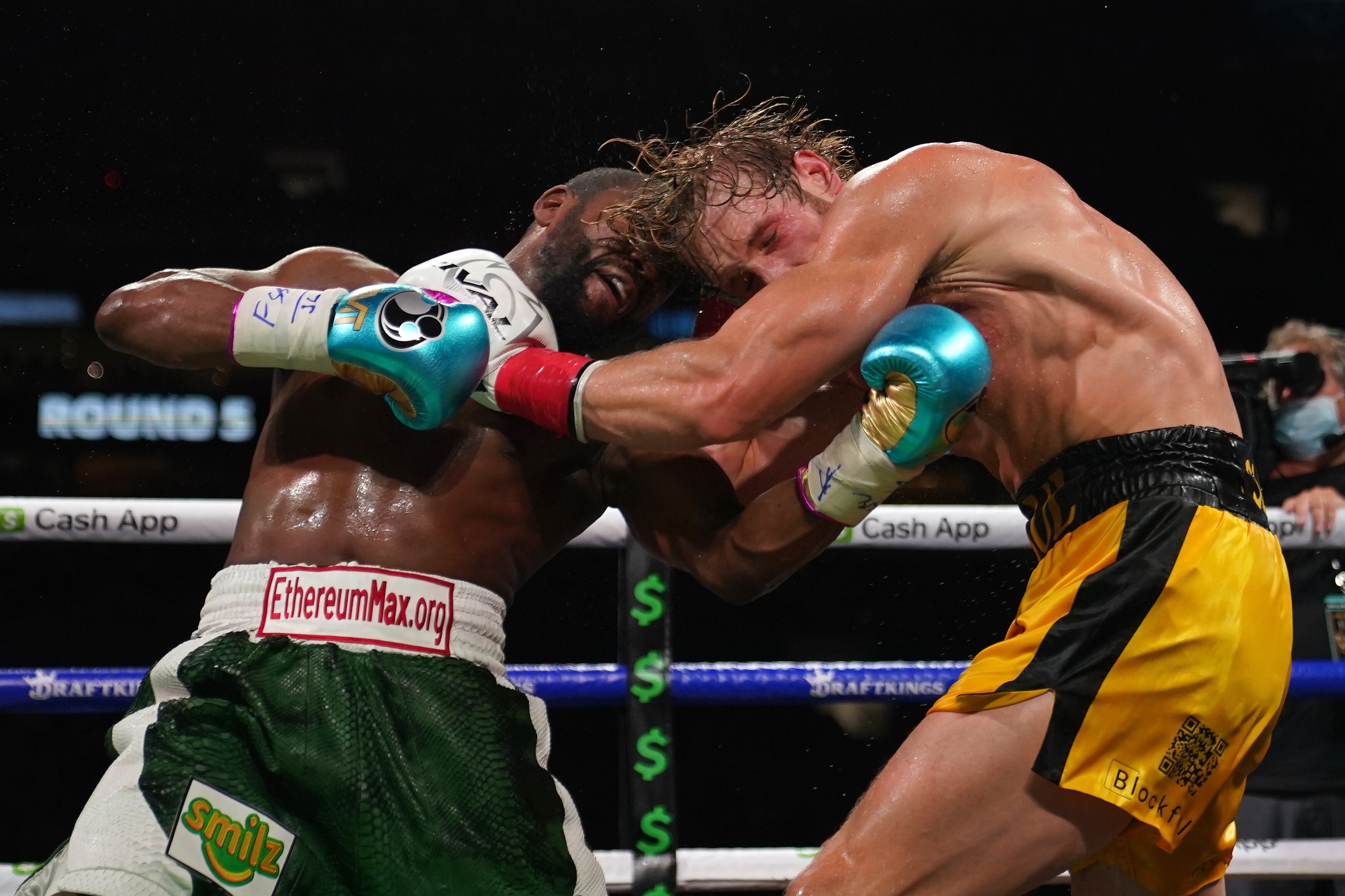 Floyd Mayweather Jnr and Logan Paul in action in their exhibition boxing bout in Miami. Photo: USA Today Sports