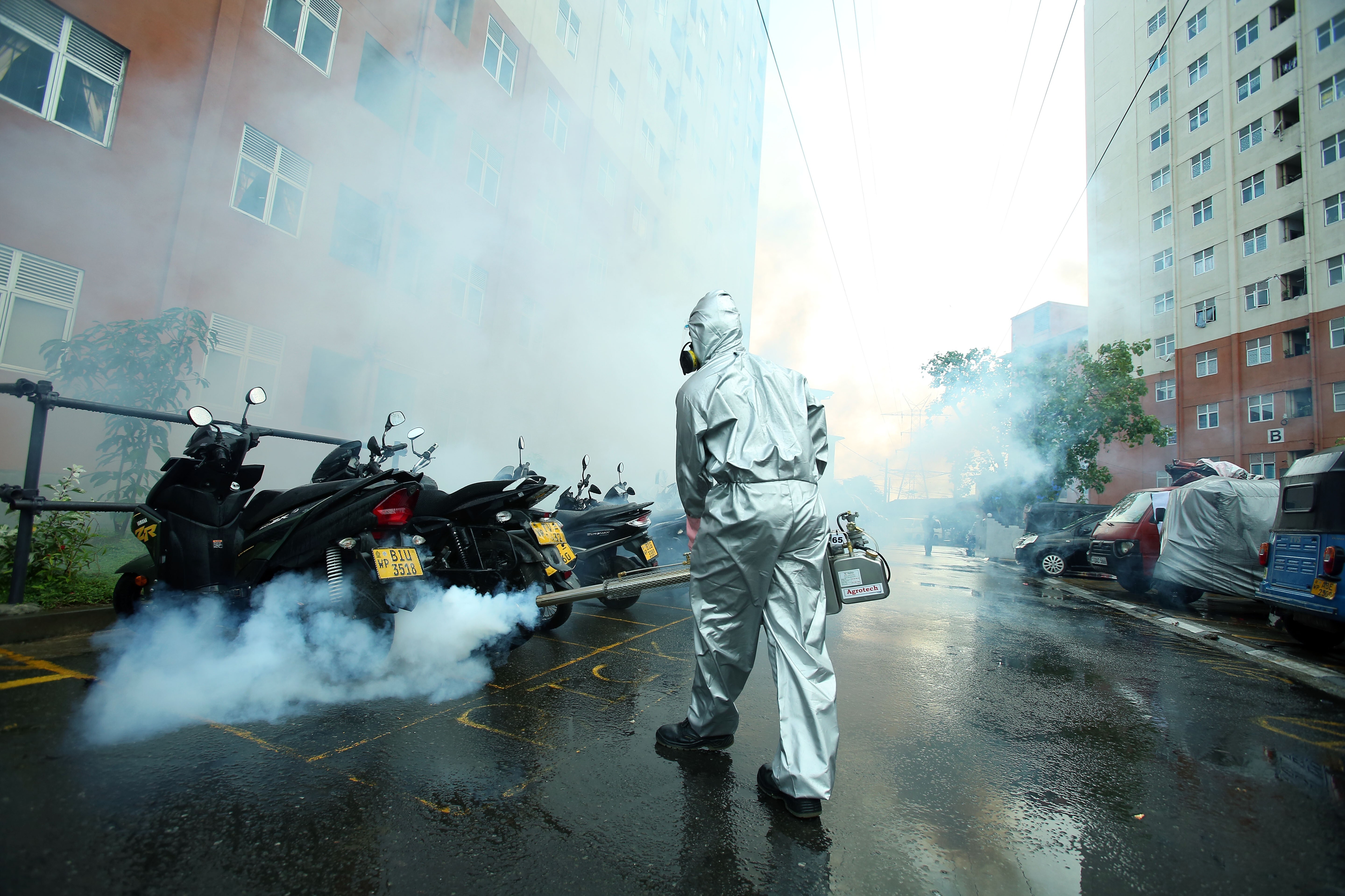 A health worker sprays insecticide to control the number of dengue-carrying mosquitoes in Sri Lanka. Photo: Xinhua