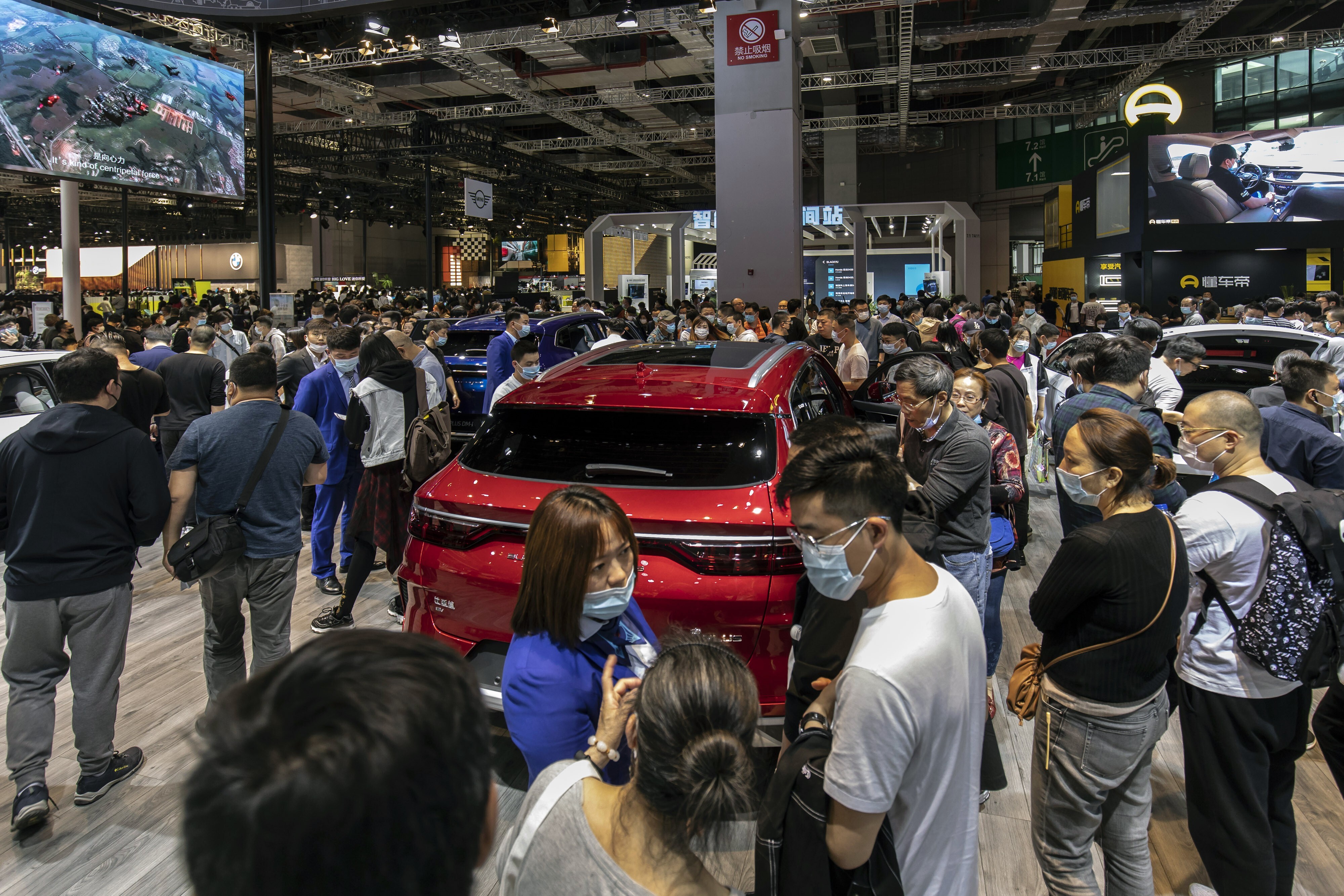 A crowd around an electric vehicle made by BYD during the Auto Shanghai 2021 trade fair show in China on Tuesday, April 27, 2021. Photo: Bloomberg