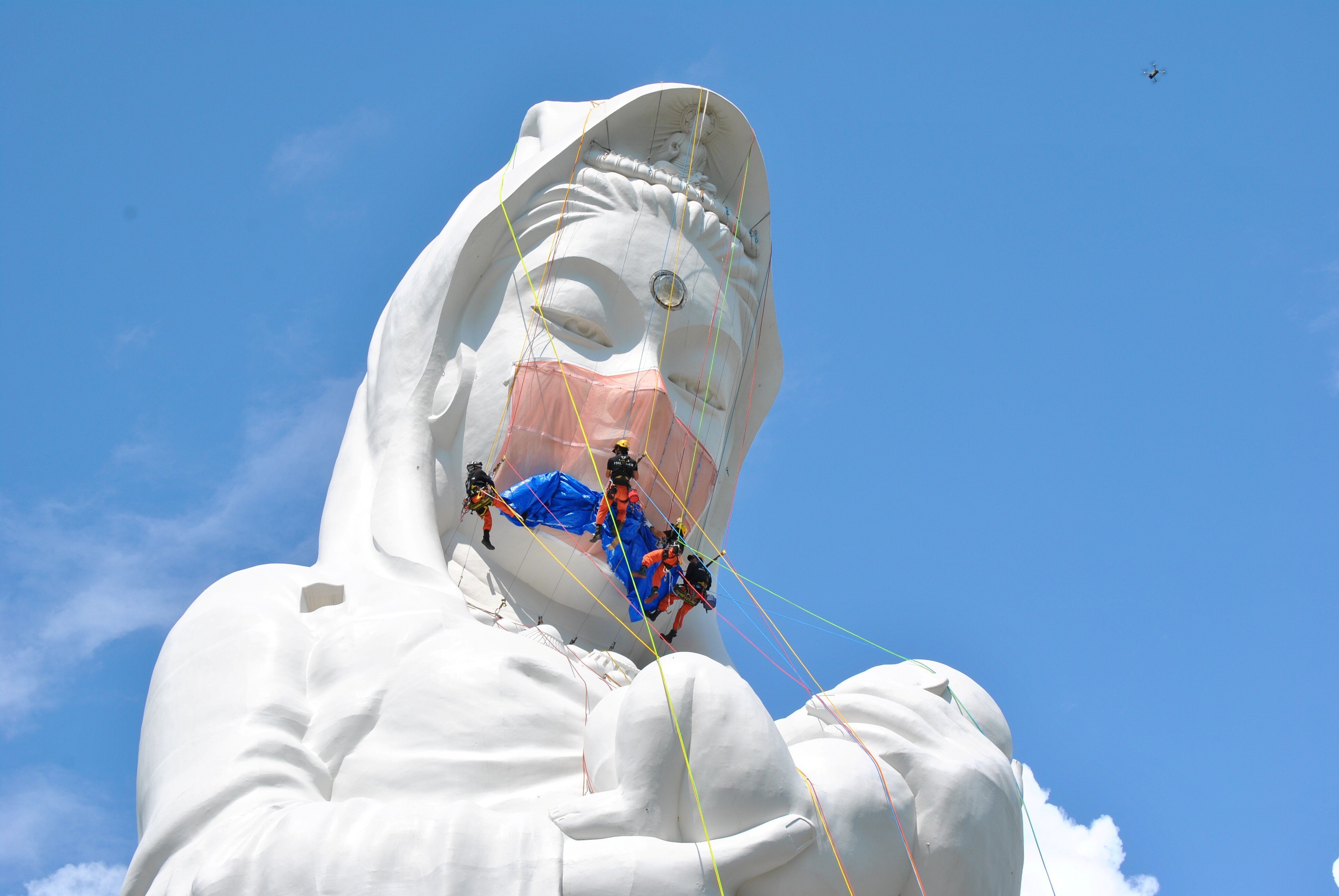 Самая большая маска. Статуя Богини Каннон в Японии. Статуя Богини милосердия Каннон. Статуя Богини Каннон (Сендай). Богиня милосердия Каннон в Японии.