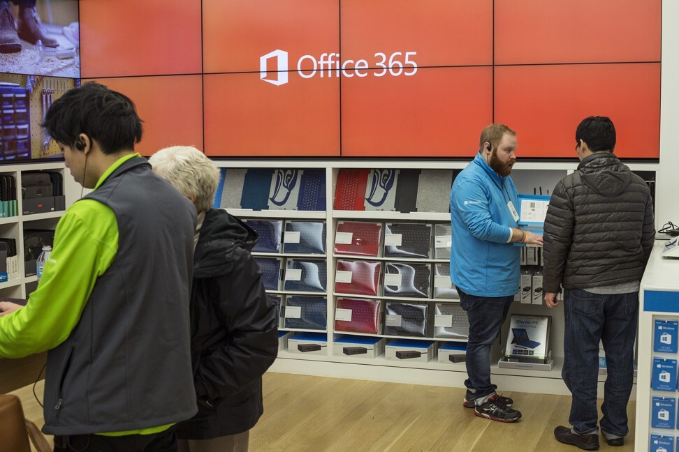 Employees assist customers at a Microsoft store in Bellevue, Washington, on January 26, 2017. Microsoft's cloud infrastructure and Office apps have helped lift the company to its record valuation. Photo: Bloomberg