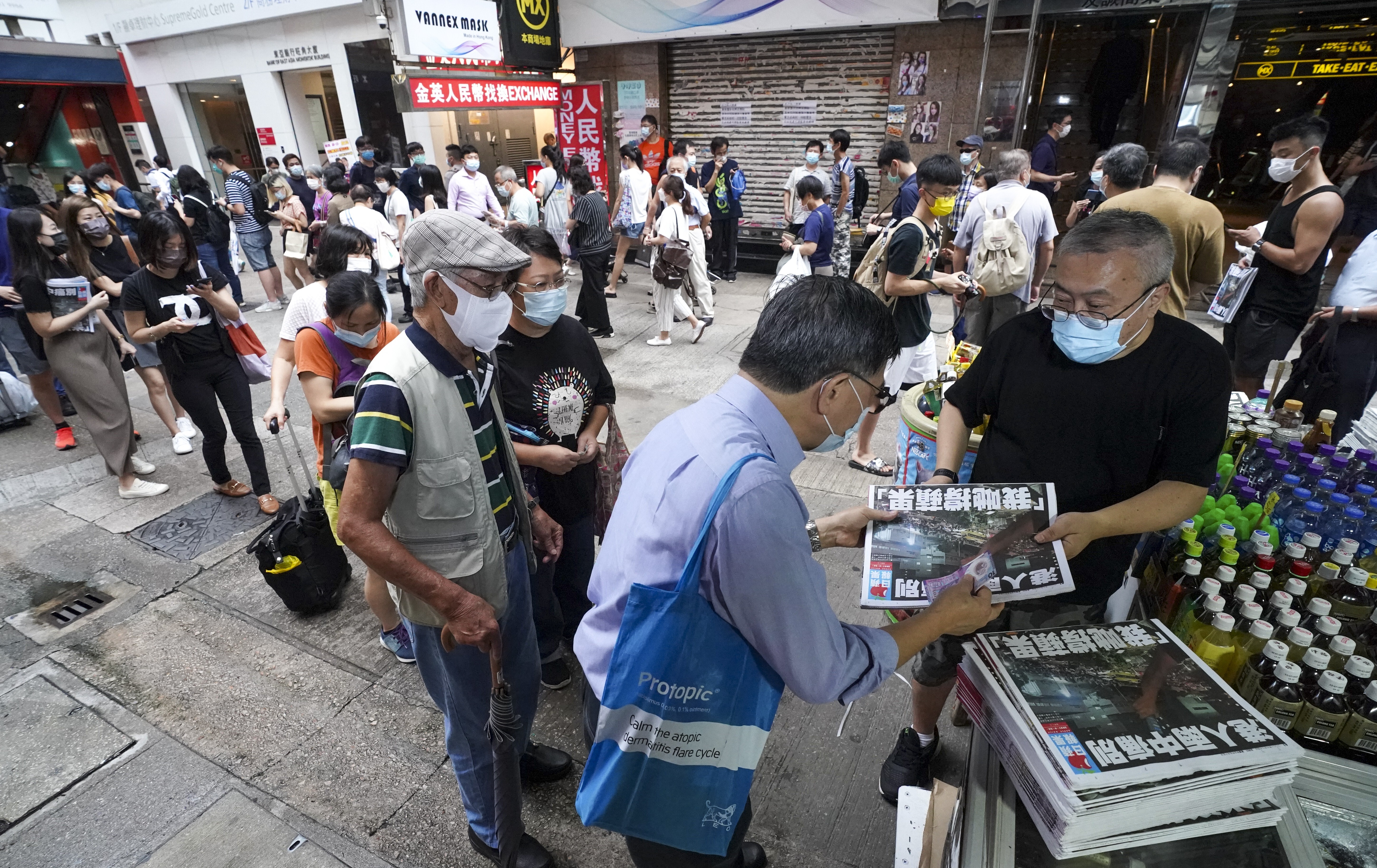 Hongkongers queue to purchase the last edition of Apple Daily on Thursday morning in Mong Kok. Photo: Felix Wong