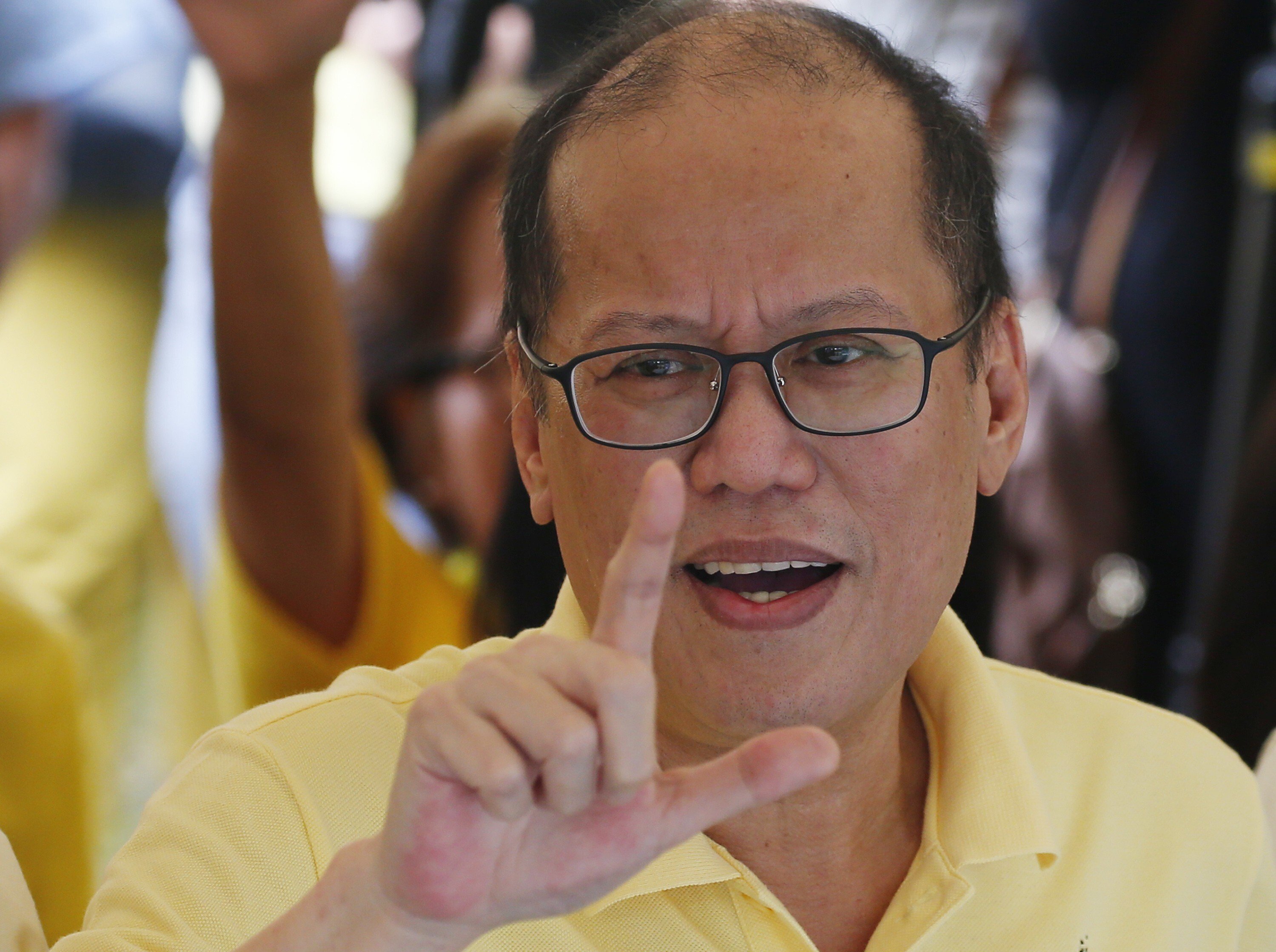 Former Philippine president Benigno Aquino III flashes the ‘L’ sign meaning “Fight!” as he leads a 2018 commemoration of the assassination of his father. Aquino died on June 24 at the age of 61. Photo: AP