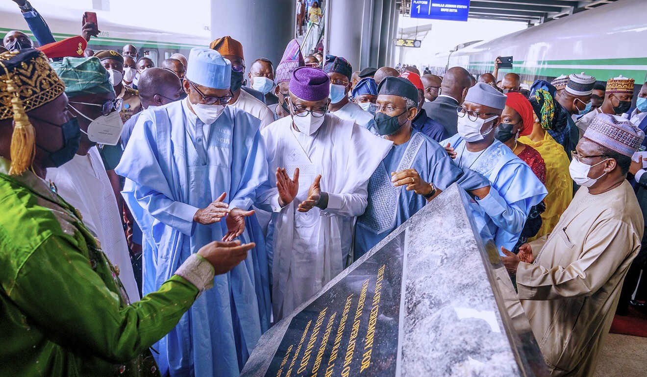Nigeria’s Lagos-Ibadan railway, built with assistance from China, went into commercial operation on June 10, with a ceremony attended by President Muhammadu Buhari, third from left. Photo: Xinhua