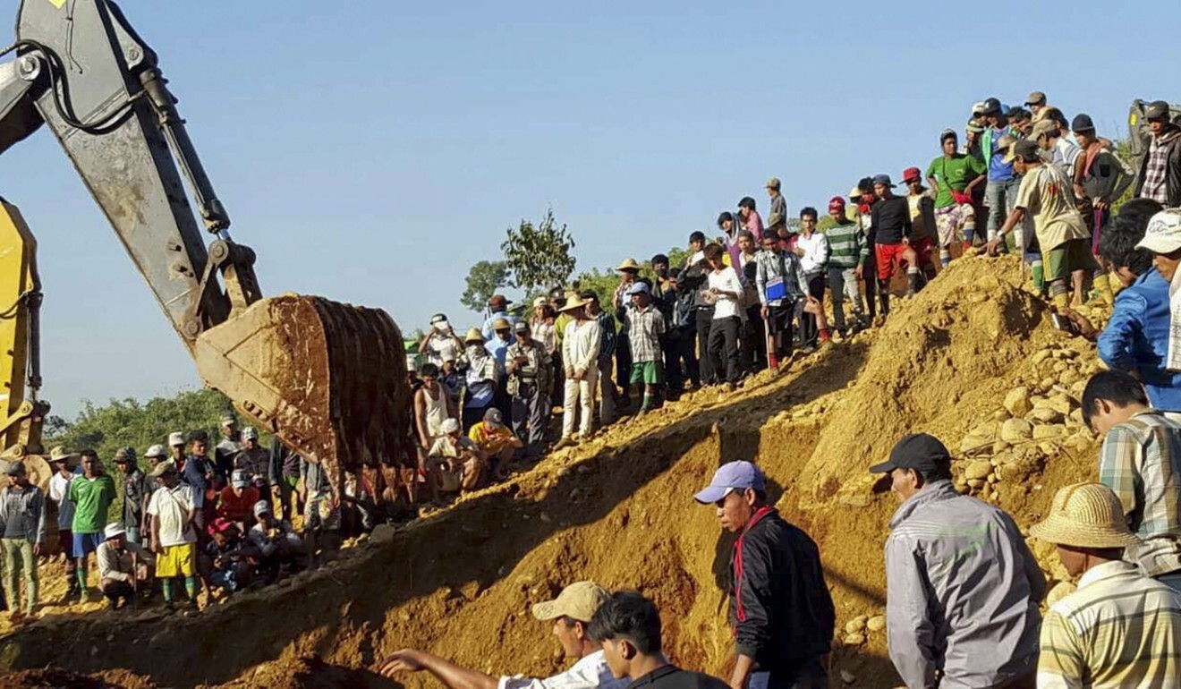 People search for the miners killed by a landslide at a jade mine in Kachin State, northern Myanmar. Photo: EPA