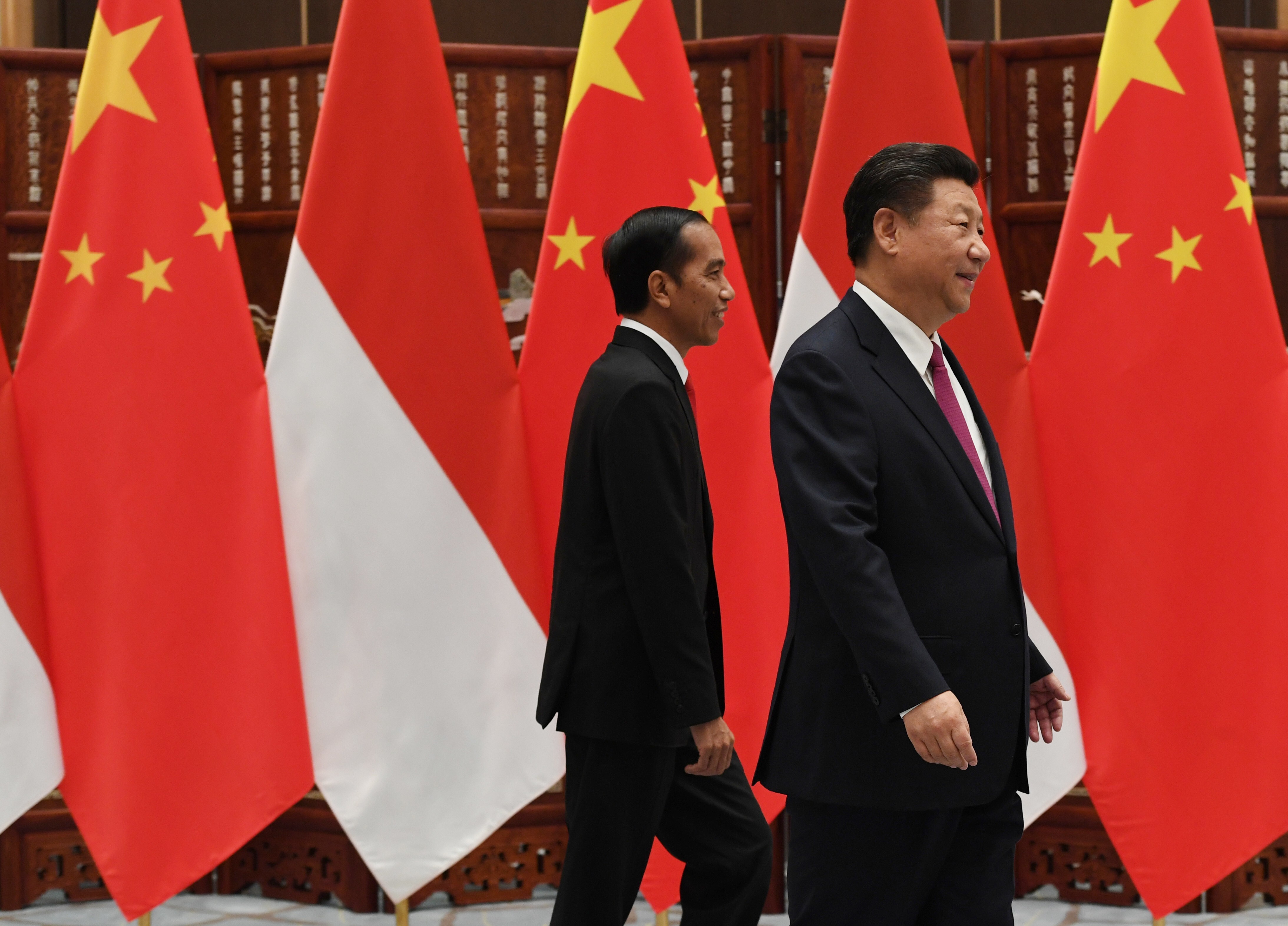 Chinese President Xi Jinping, right, and Indonesian President Joko Widodo walk together in China’s Hangzhou before a meeting in 2016. Photo: AP
