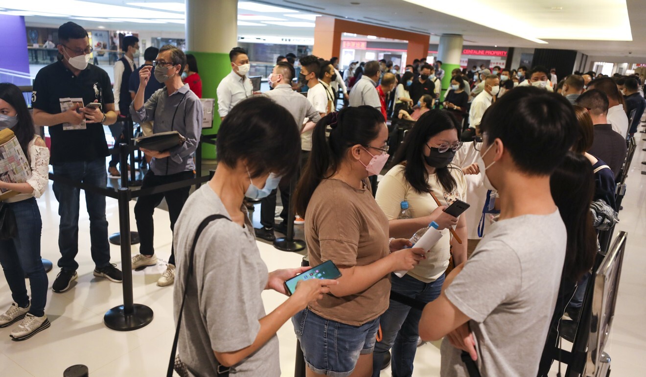 Potential buyers queue up to buy flats at The Pavilia Farm in Tai Wai on June 20. Photo: Xiaomei Chen