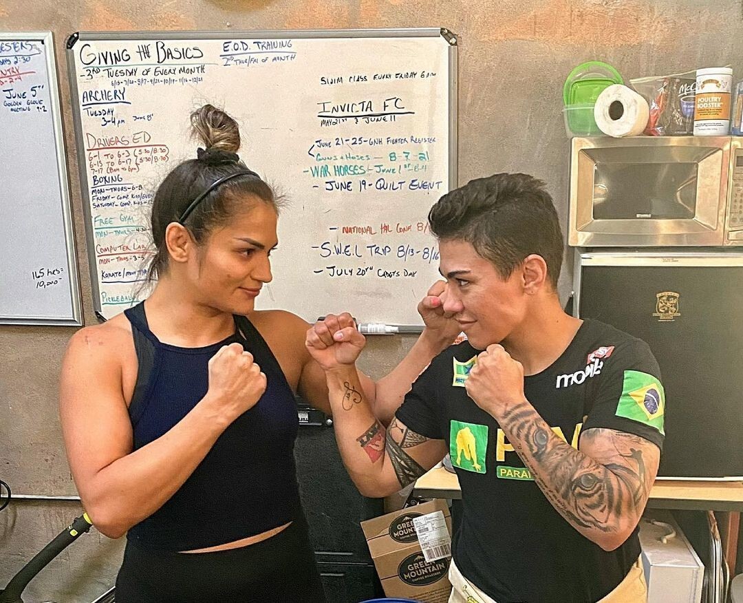 Cynthia Calvillo faces off with Jessica Andrade for a picture at an Invicta FC event. Photo: Instagram/@cynthia.calvillo
