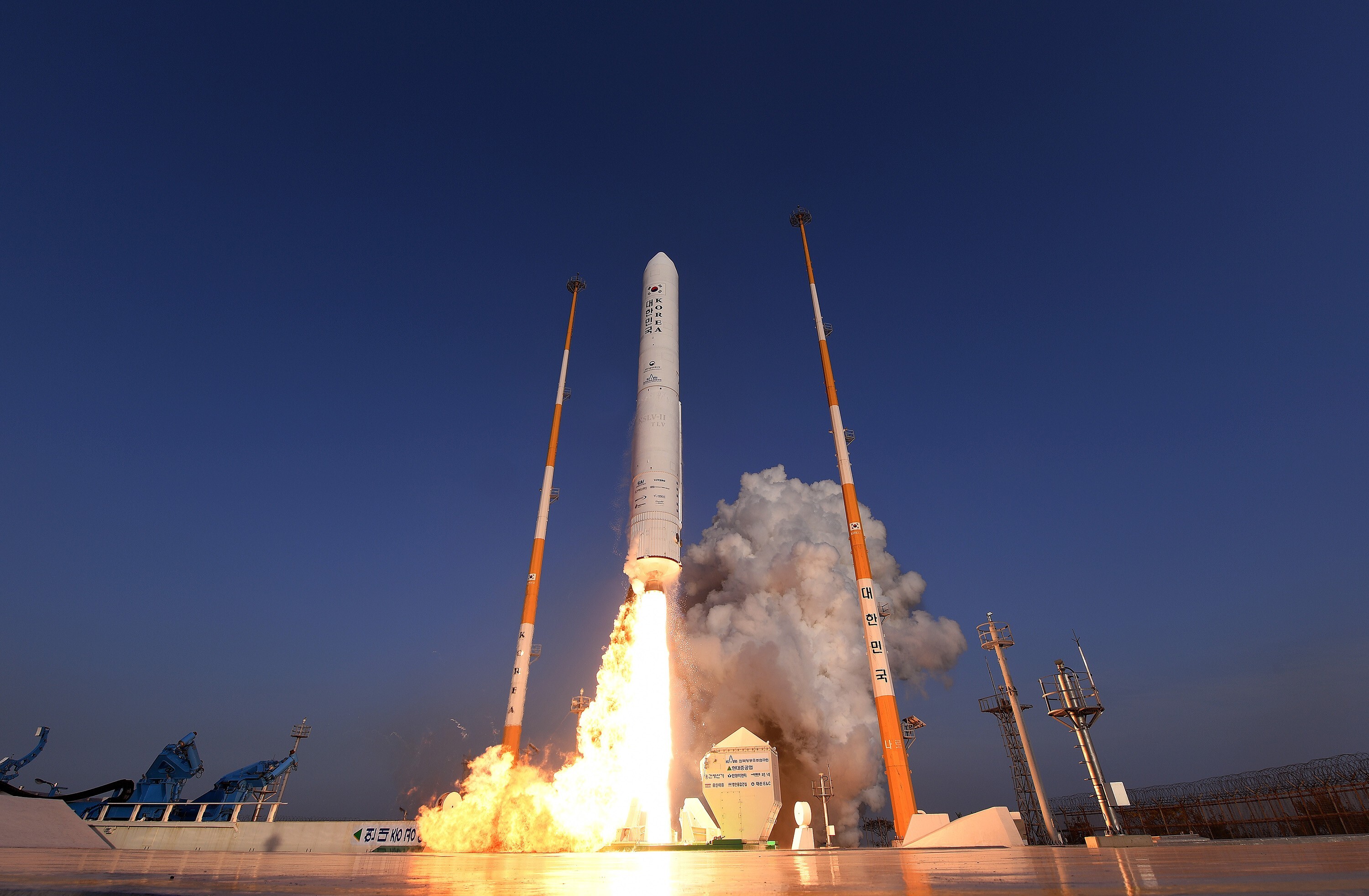 A single stage rocket takes off from its launch pad at the Naro Space Centre in Goheung-gun, South Korea. Photo: TNS