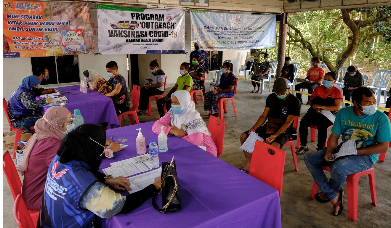 Residents register and wait for a coronavirus vaccine at a mobile vaccination clinic in Selangor, Malaysia. Photo: Bloomberg