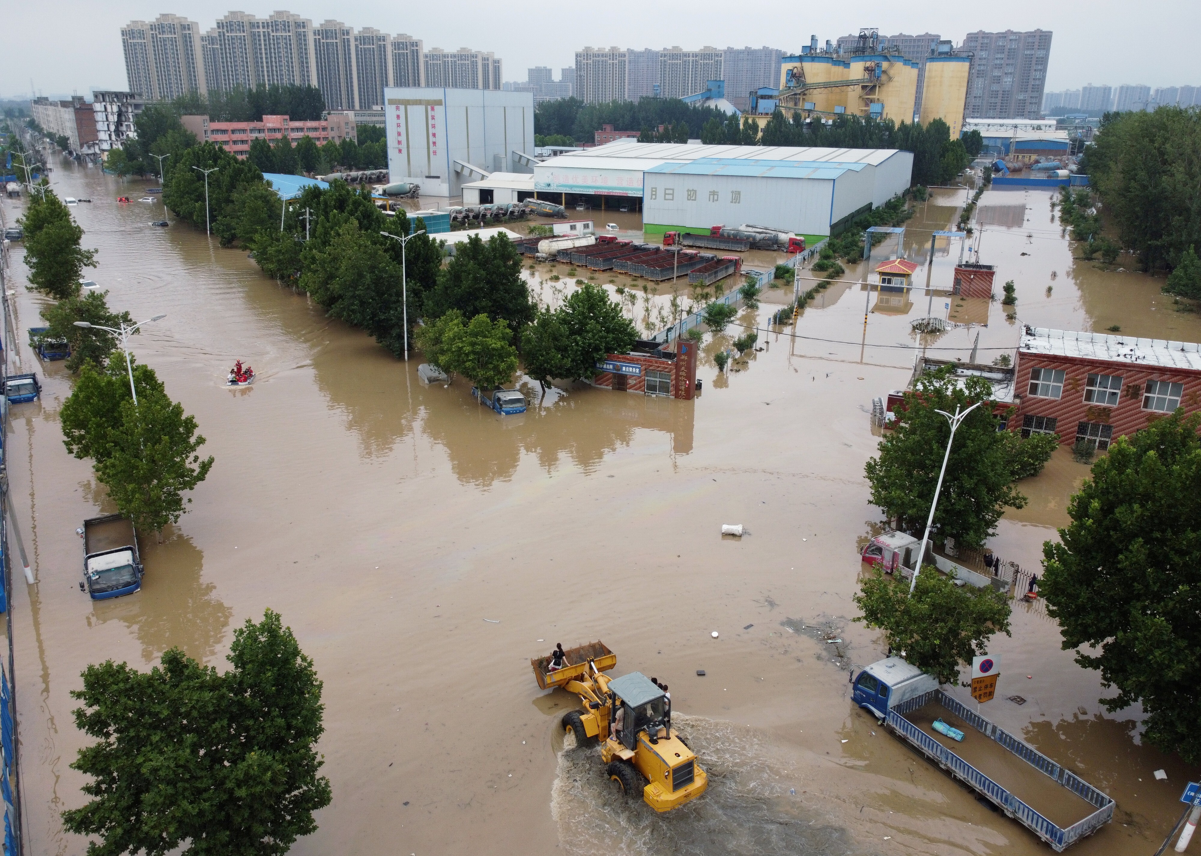 Rescue workers evacuate residents on a flooded road following a heavy rainfall in Zhengzhou. Photo: Reuters