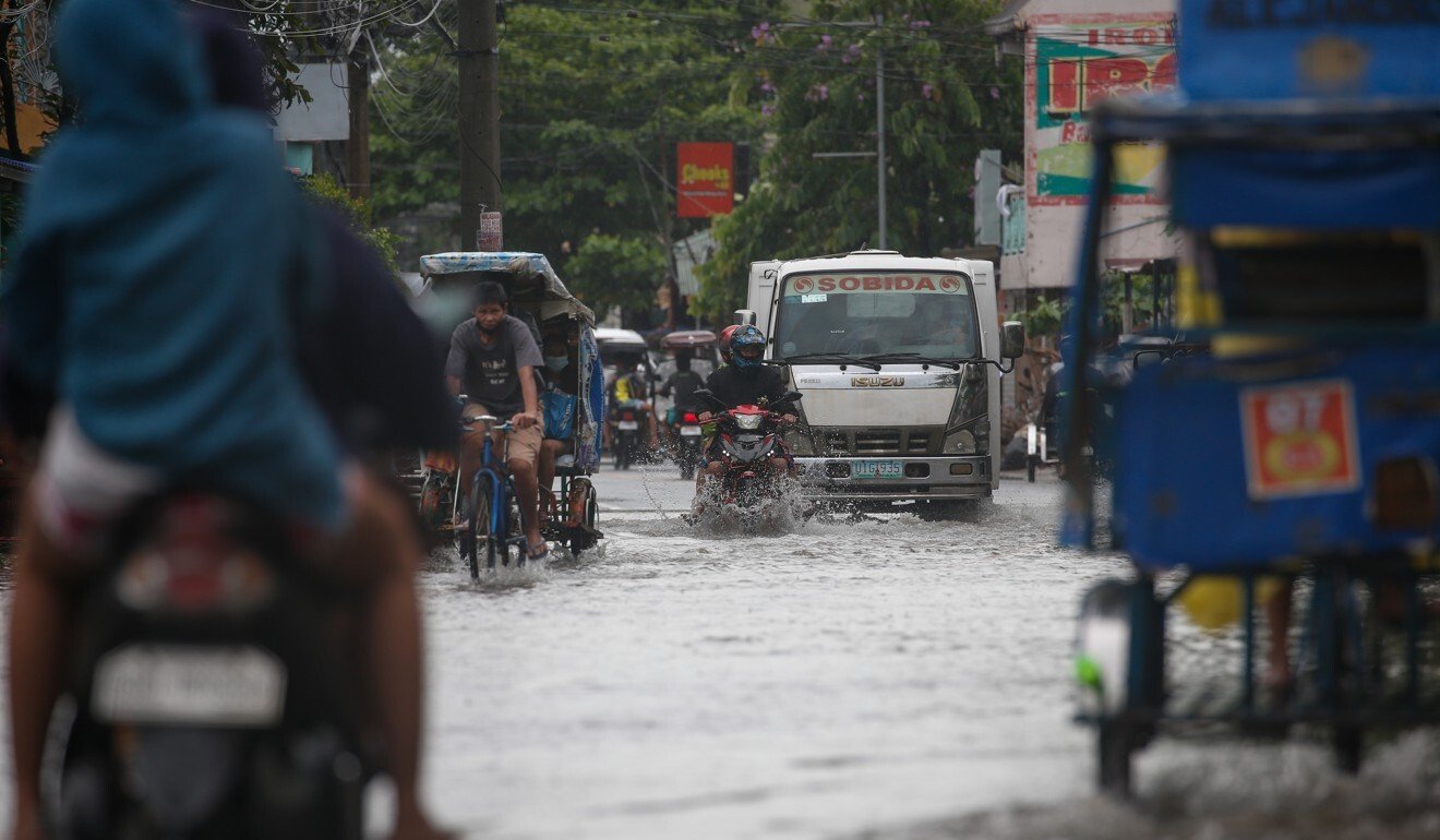 Thousands of Filipinos forced to flee homes as monsoon rains lash the ...