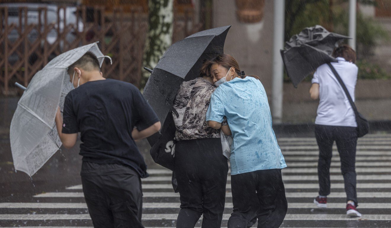 China floods: Much of Shanghai shuts down as Typhoon In-fa lashes city ...