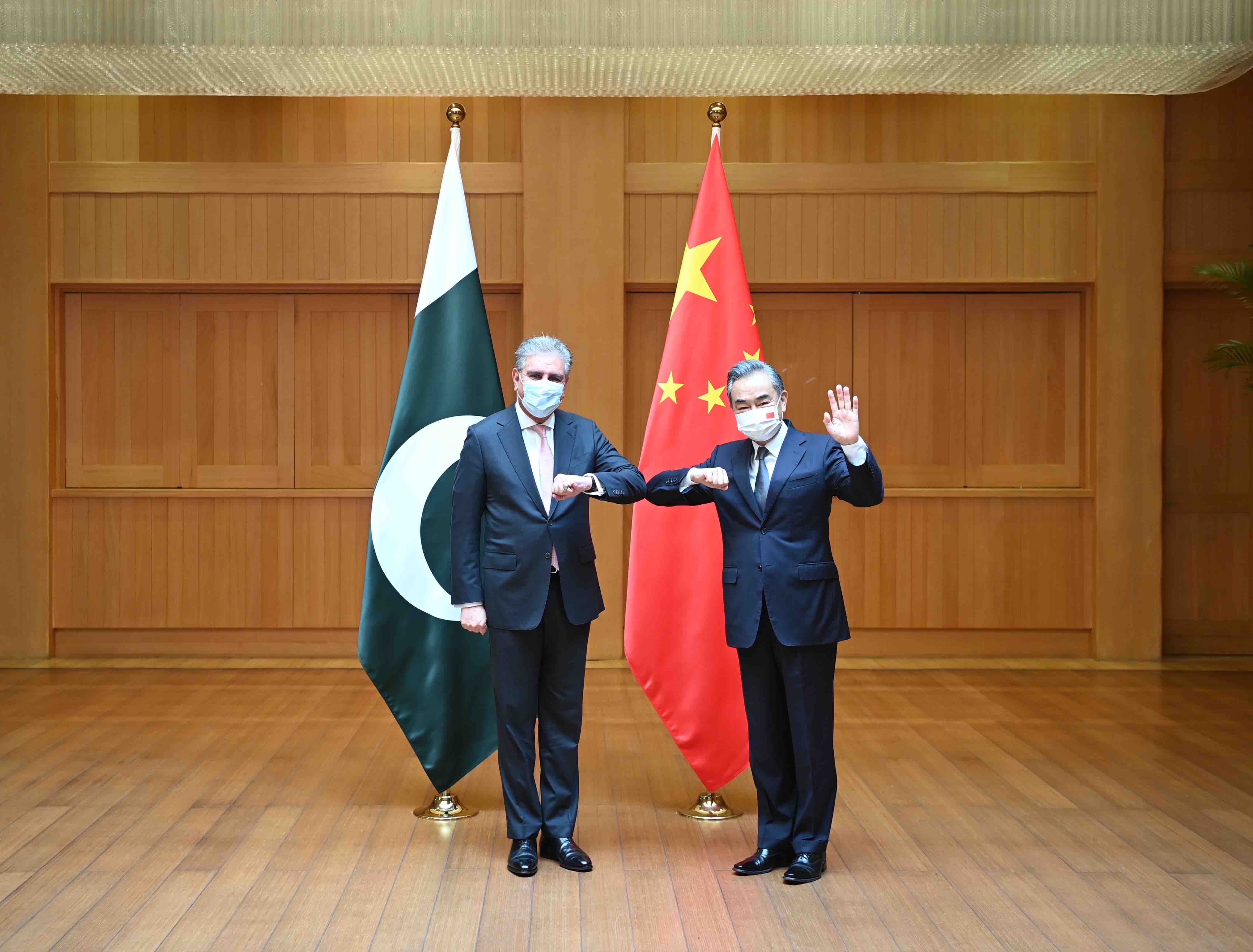 Chinese and Pakistan foreign ministers Wang Yi (right) and Shah Mahmood Qureshi during their meeting in Chengdu on July 24. Photo: Xinhua
