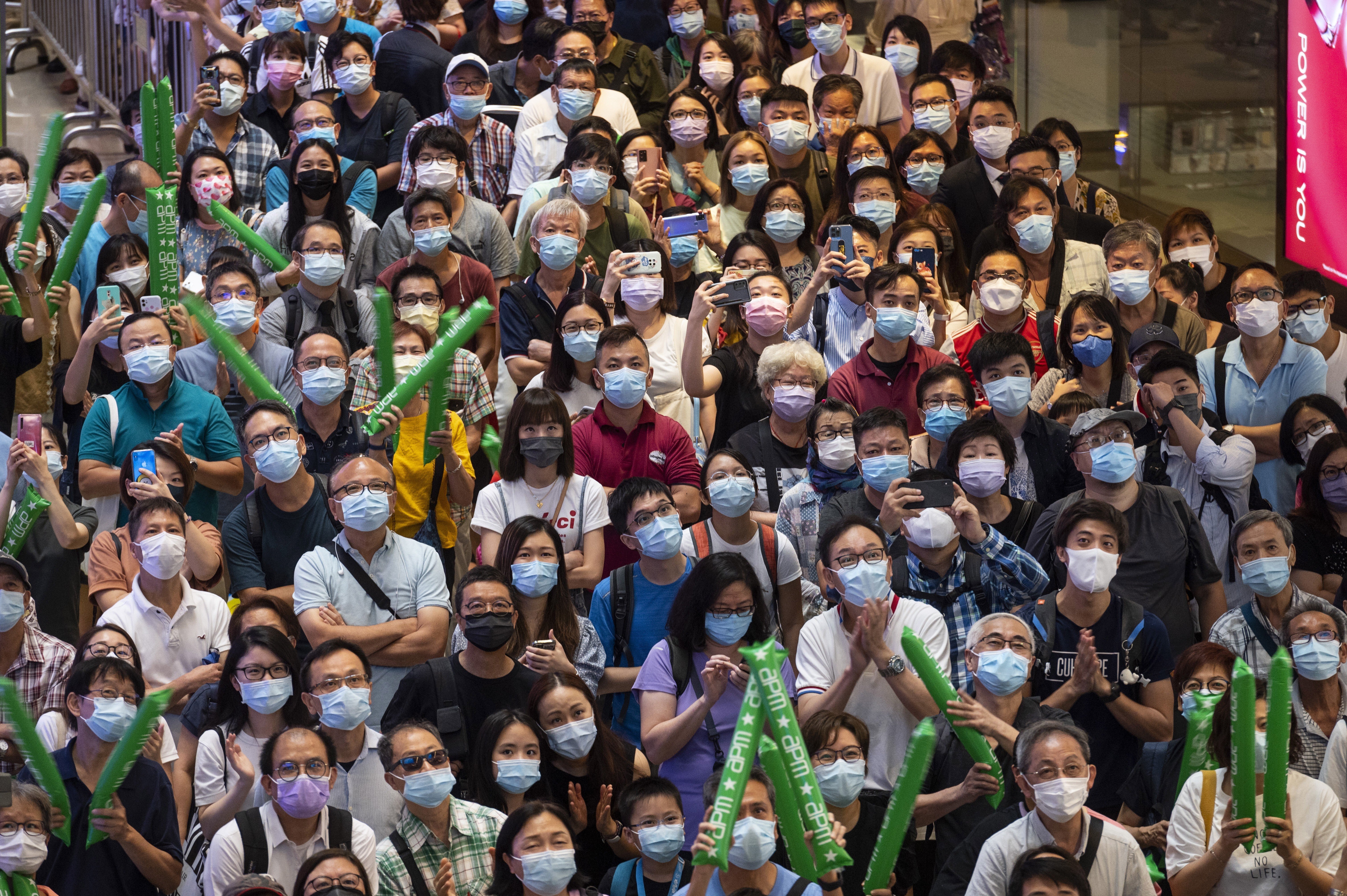 Hong Kong fans watch a large screen broadcasting the Tokyo 2020 Olympic Games live during swimmer Siobhan Haughey‘s performance in the women’s 100m freestyle final. Photo: EPA