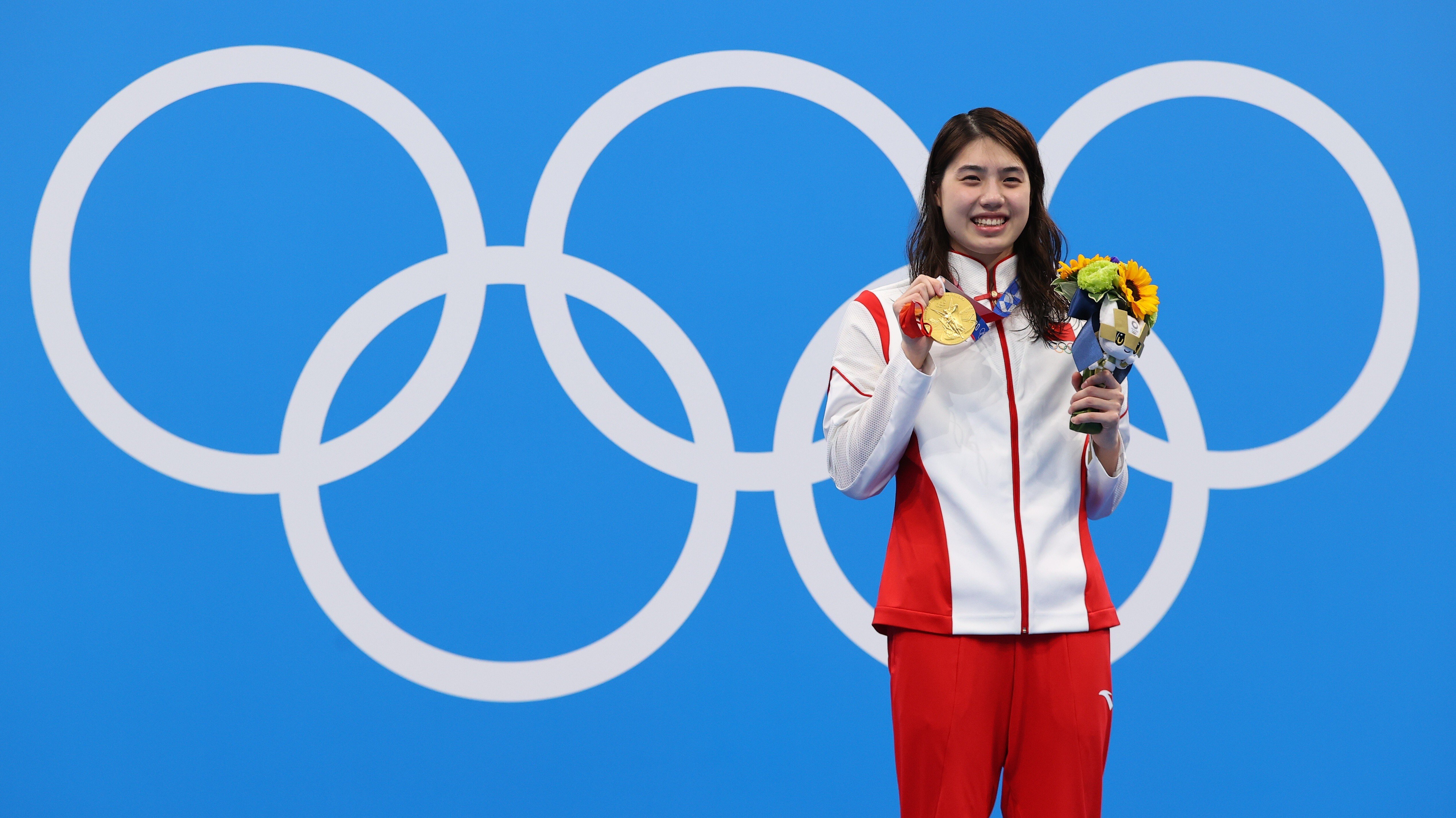 China’s Zhang Yufei poses on the podium with her gold medal from the 200m butterfly. Photo: REUTERS