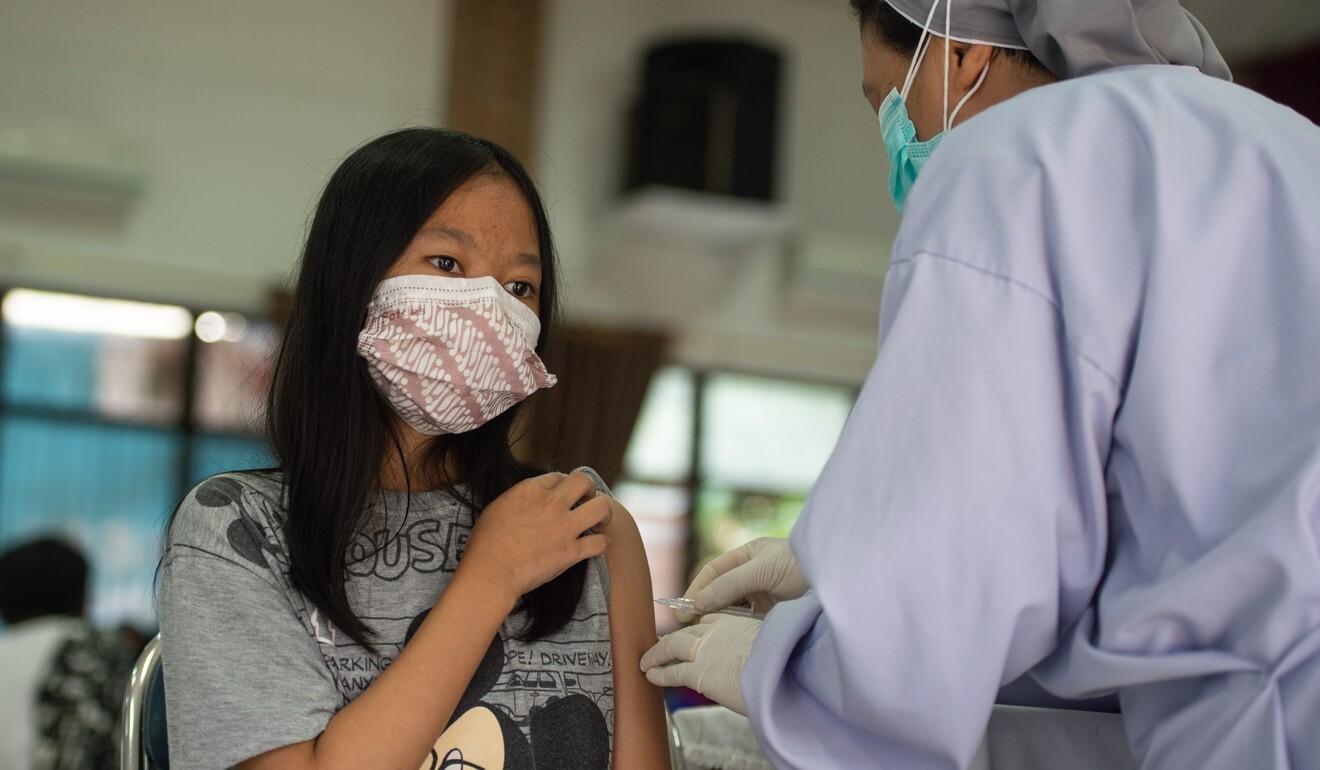 A health worker administers a dose of Covid-19 vaccine in Jakarta on Tuesday. Photo: Xinhua