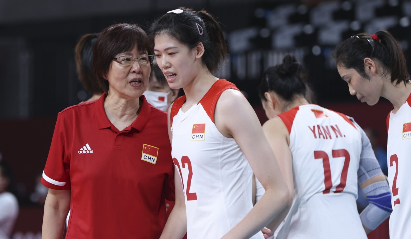 Lang Ping gives instructions to Li Yingying during the match. Photo: Xinhua