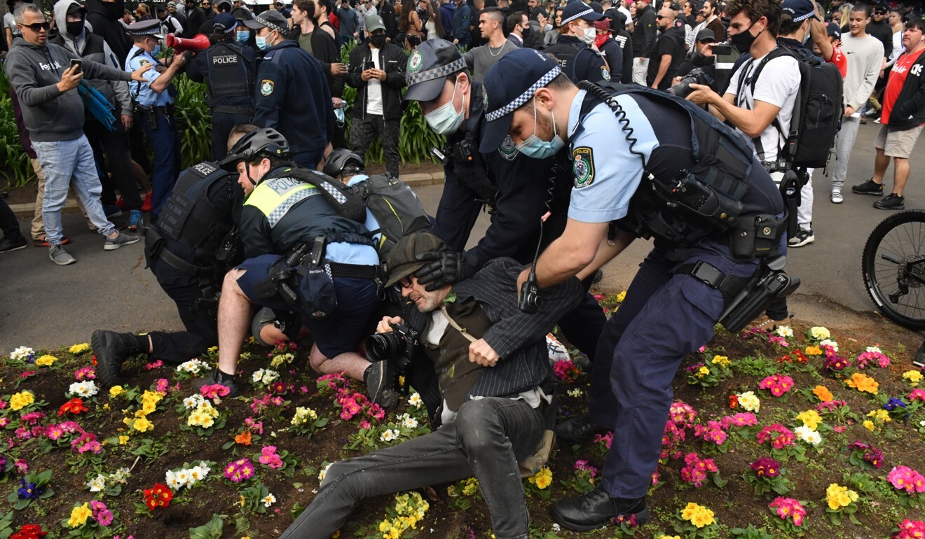 Sydney police arrest anti-lockdown protesters at Hyde Park. Photo: AAP Image via DPA