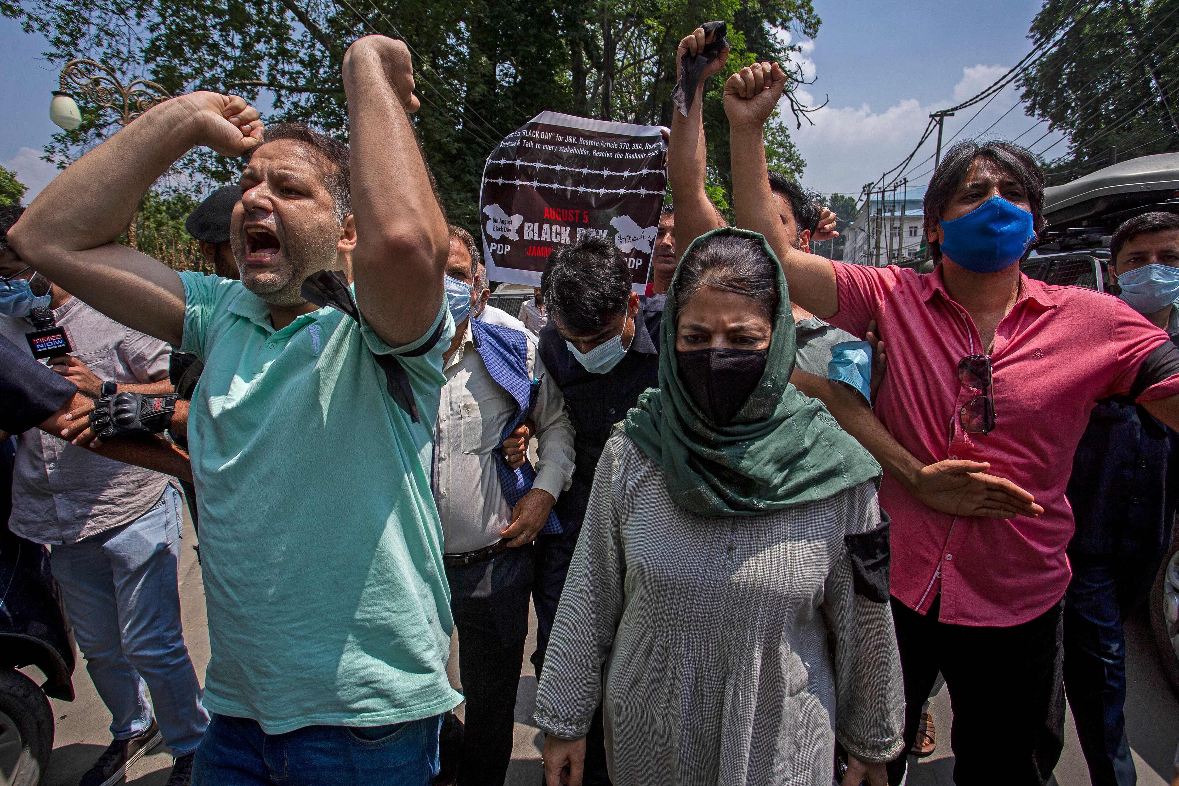 India dismisses more than 50 officials for alleged separatist activity in  Kashmir - EFE Noticias