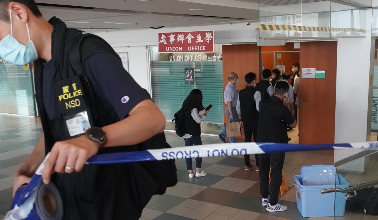Police raid the HKU student union office over a motion mourning the death of a man who had stabbed an officer. Photo: Felix Wong