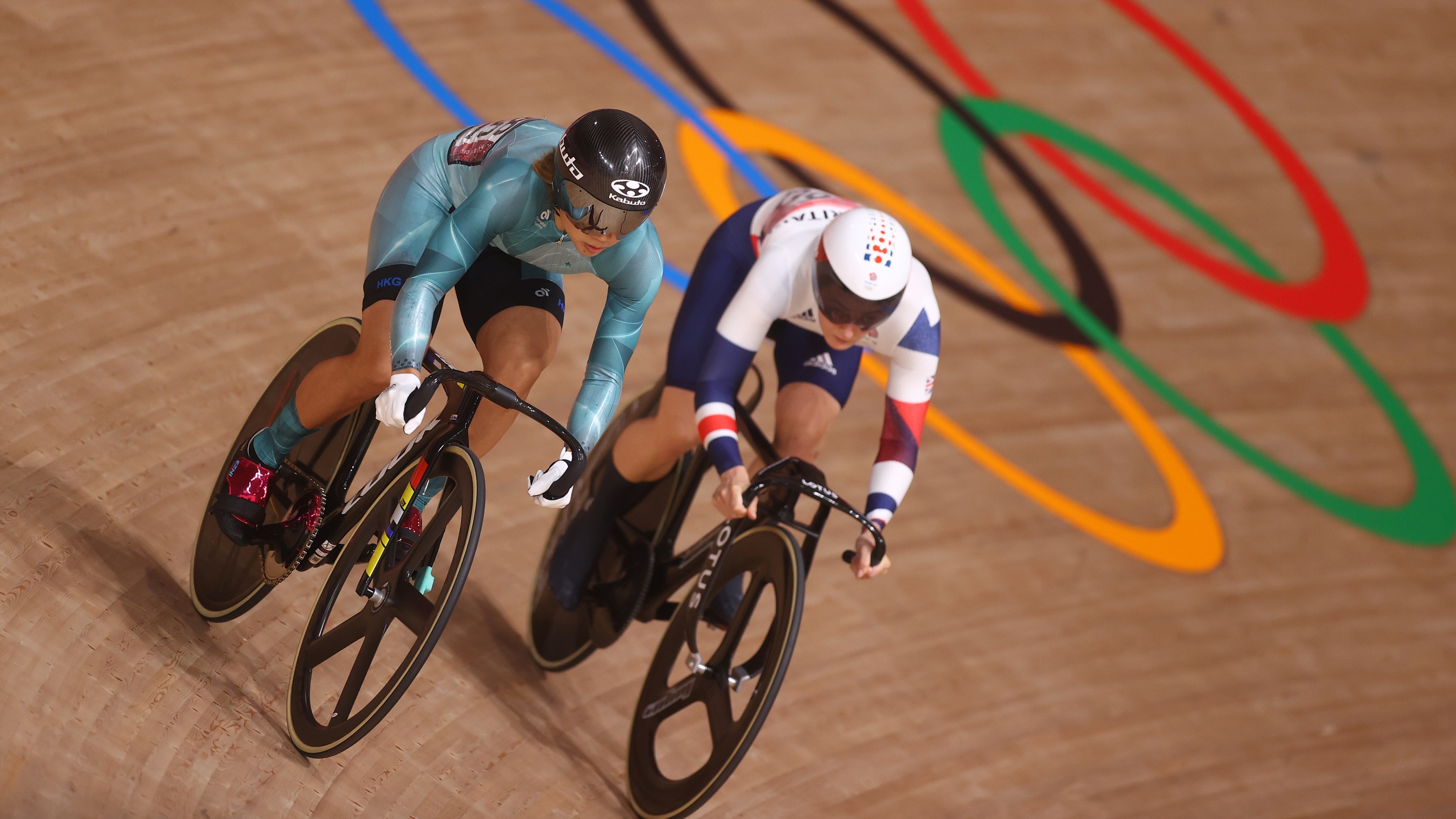 Sarah Lee Wai-sze gets the better of Katy Marchant of Great Britain in their quarter-final of the sprint at Izu Velodrome in Japan. Photo: Reuters