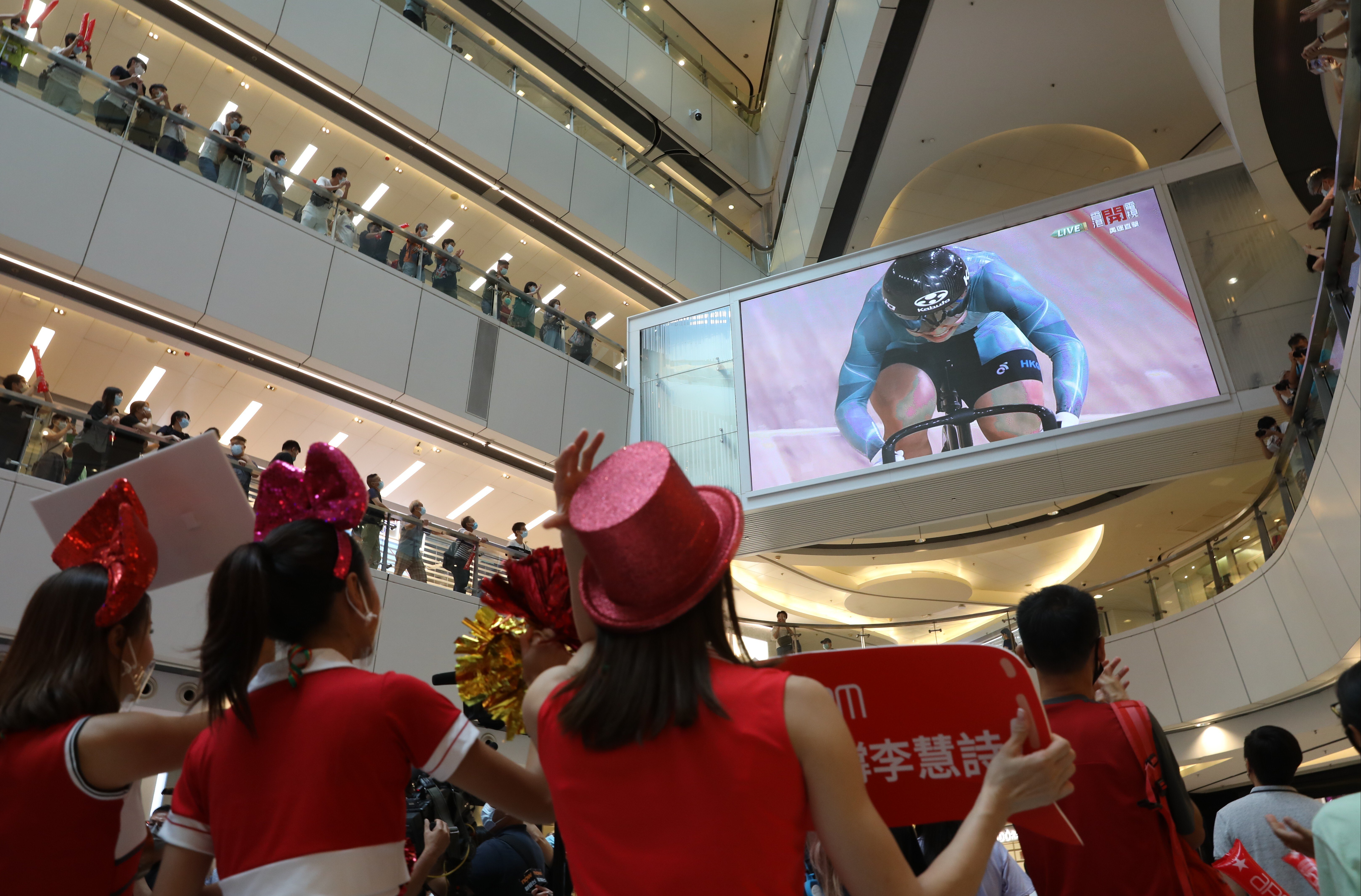 Hong Kong fans at the APM mall in Kwun Tong watch Sarah Lee Wai-sze compete in the women’s sprint, eventually winning bronze. Photo: Winson Wong