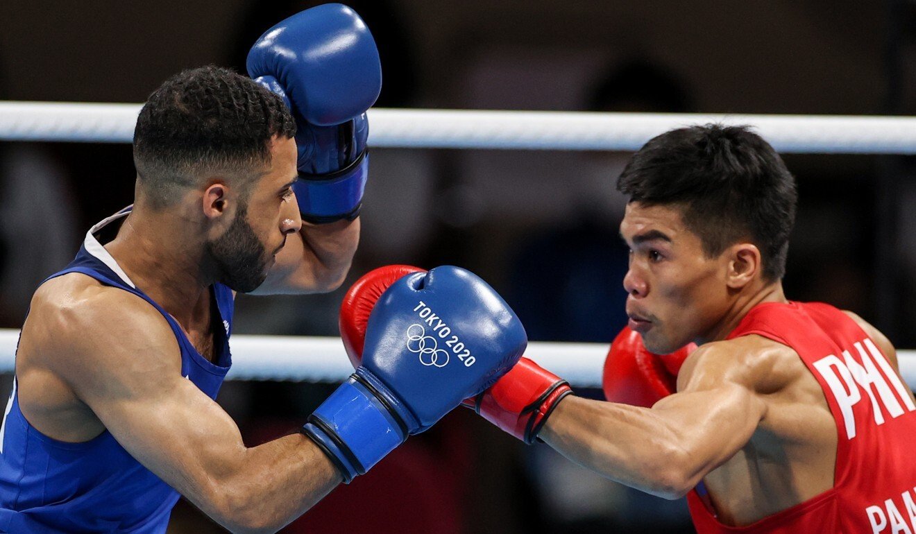 Britain’s Galal Yafai (blue) competes against Carlo Paalam of the Philippines during the men's fly (48-52kg) boxing final. Photo: Xinhua