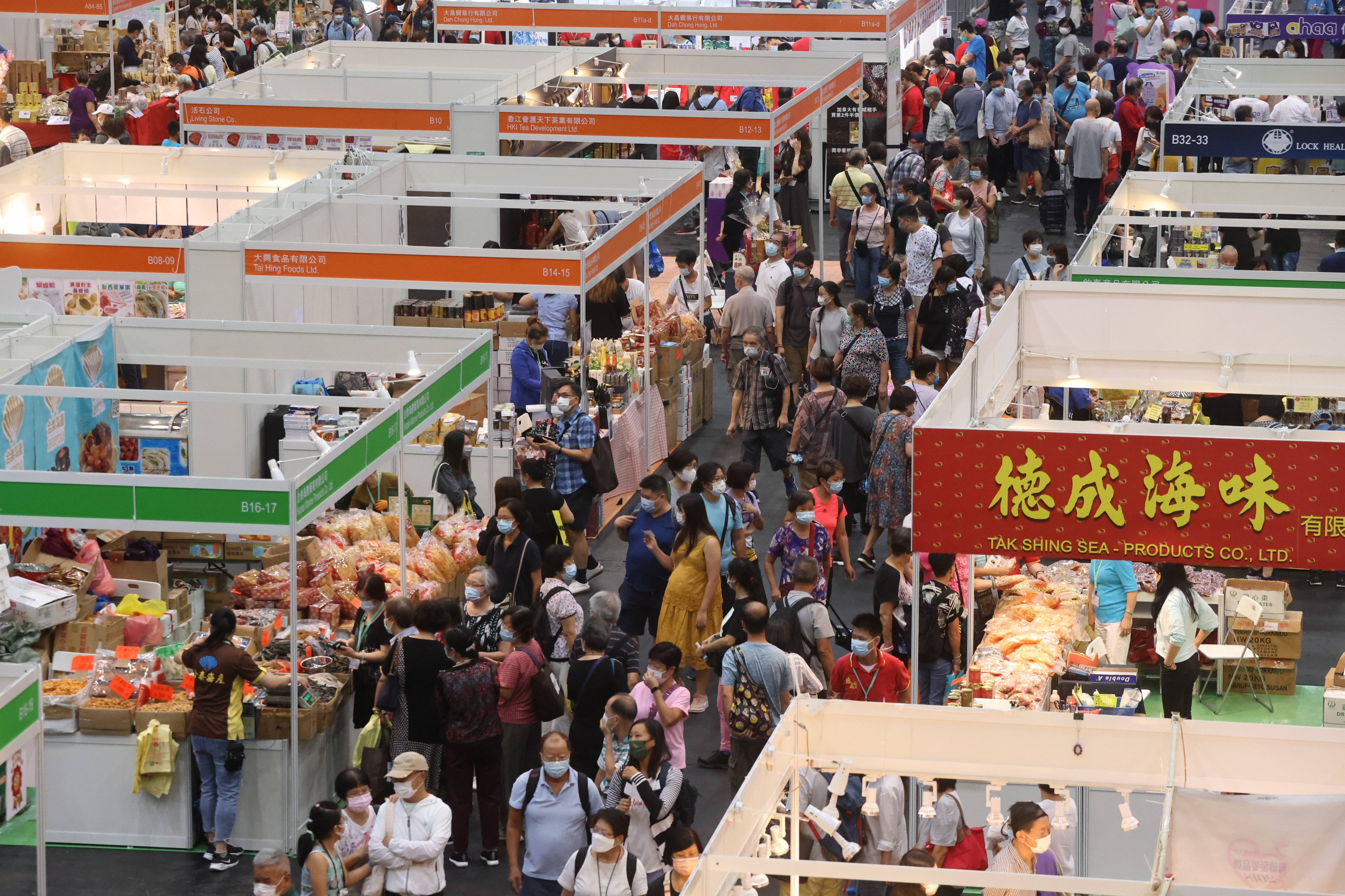 Visitors at the Hong Kong Brands and Products Shopping Festival at Asia World Expo on Friday. Photo: K. Y. Cheng