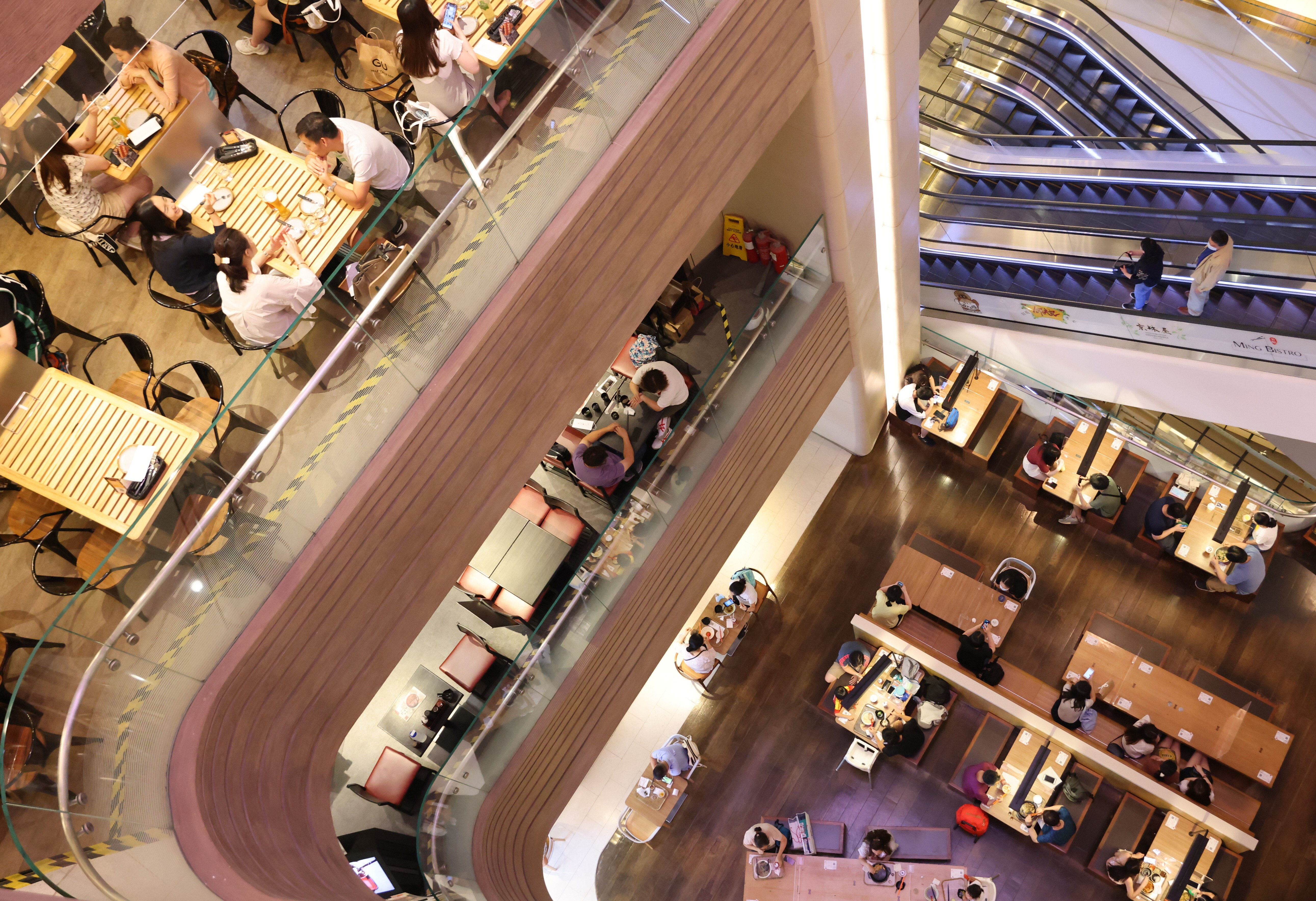 People dine in a food court at Hysan Place, a shopping mall in Causeway Bay. Photo: Nora Tam