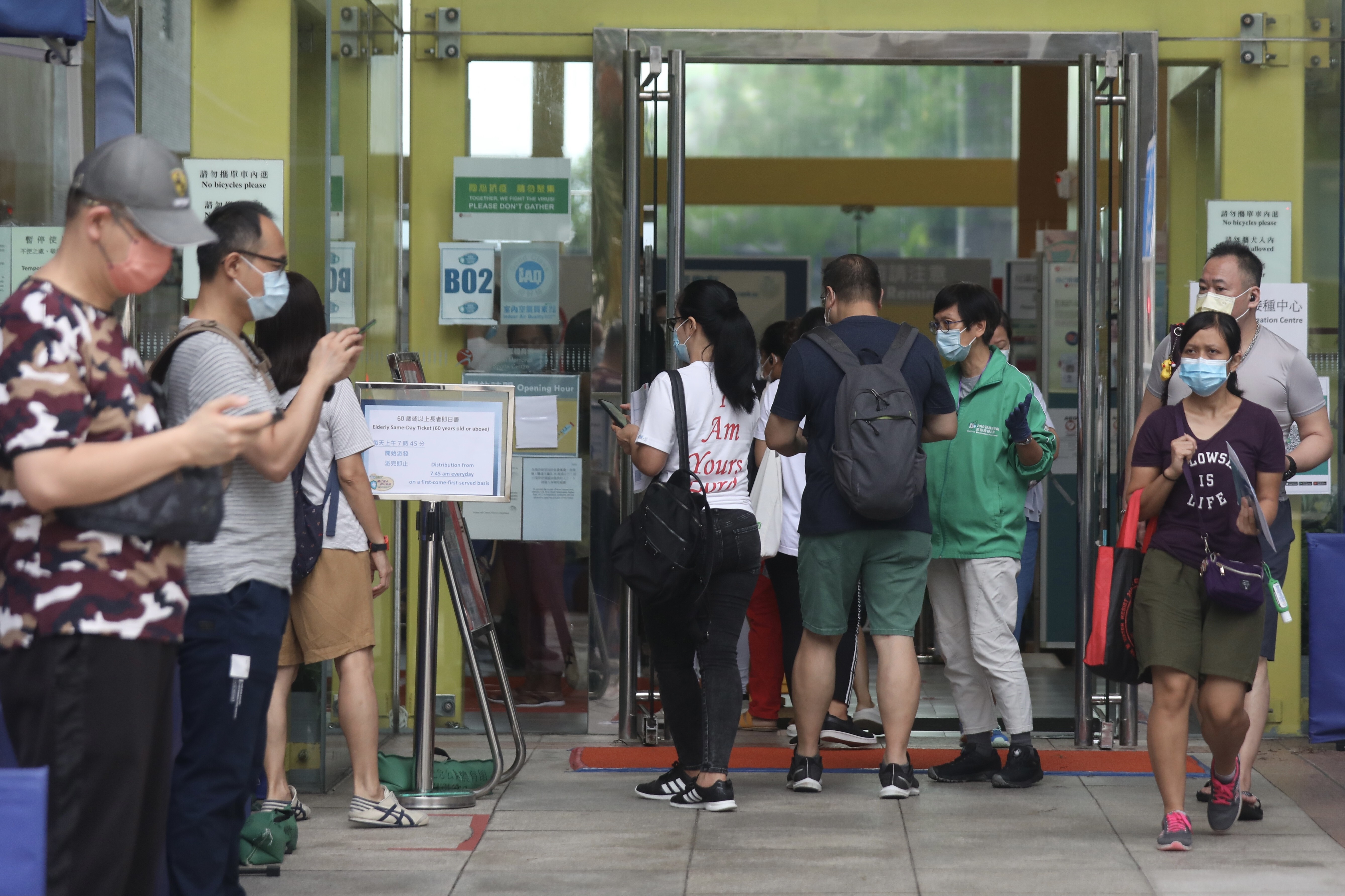Residents queue for BioNTech jabs at Sun Yat Sen Memorial Park Sports Centre in Sai Ying Pun on Saturday. Photo: Xiaomei Chen